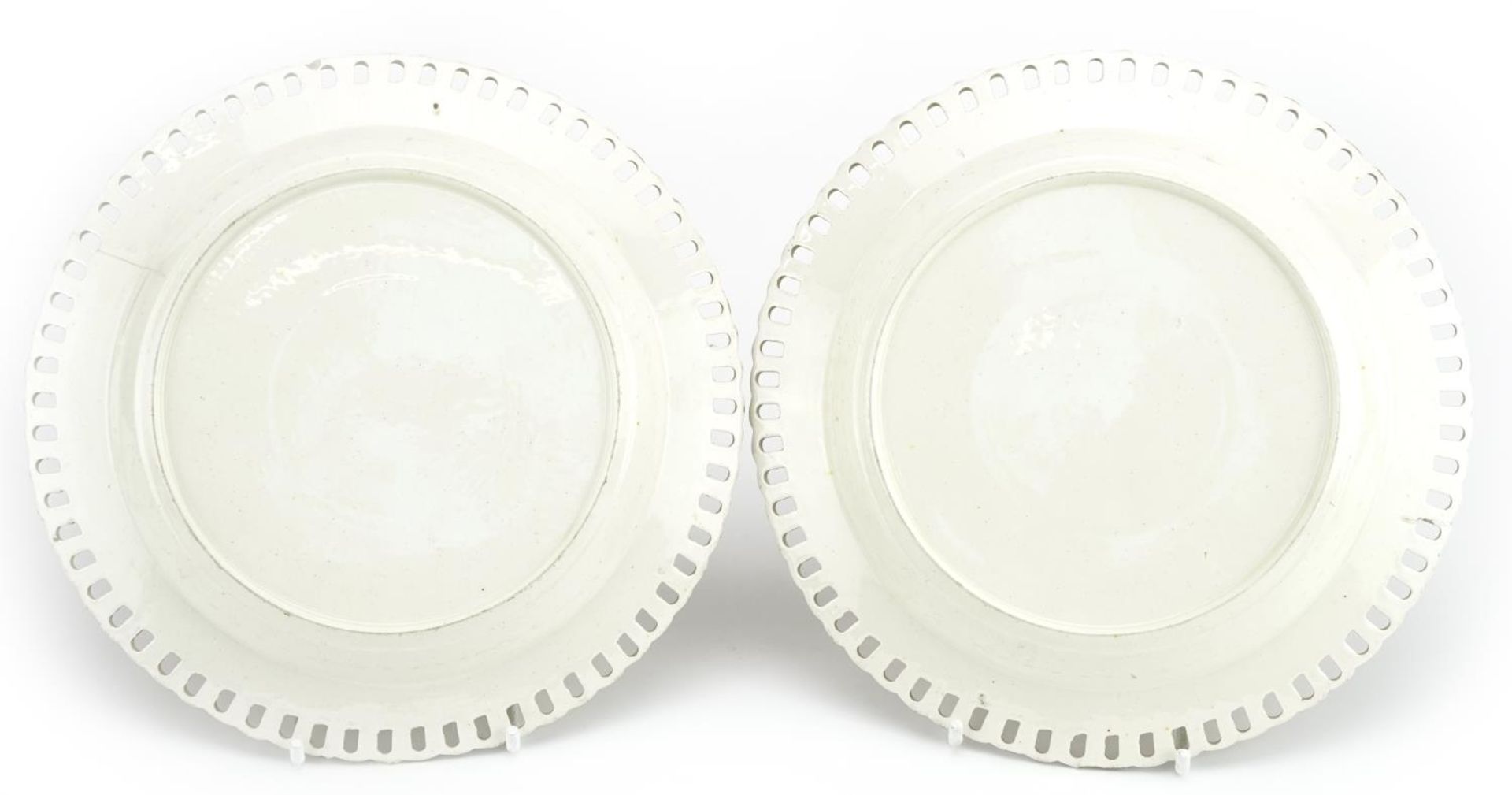 Pair of 19th century Creamware plates with pierced borders hand painted with flowers, each 19cm in - Bild 2 aus 2