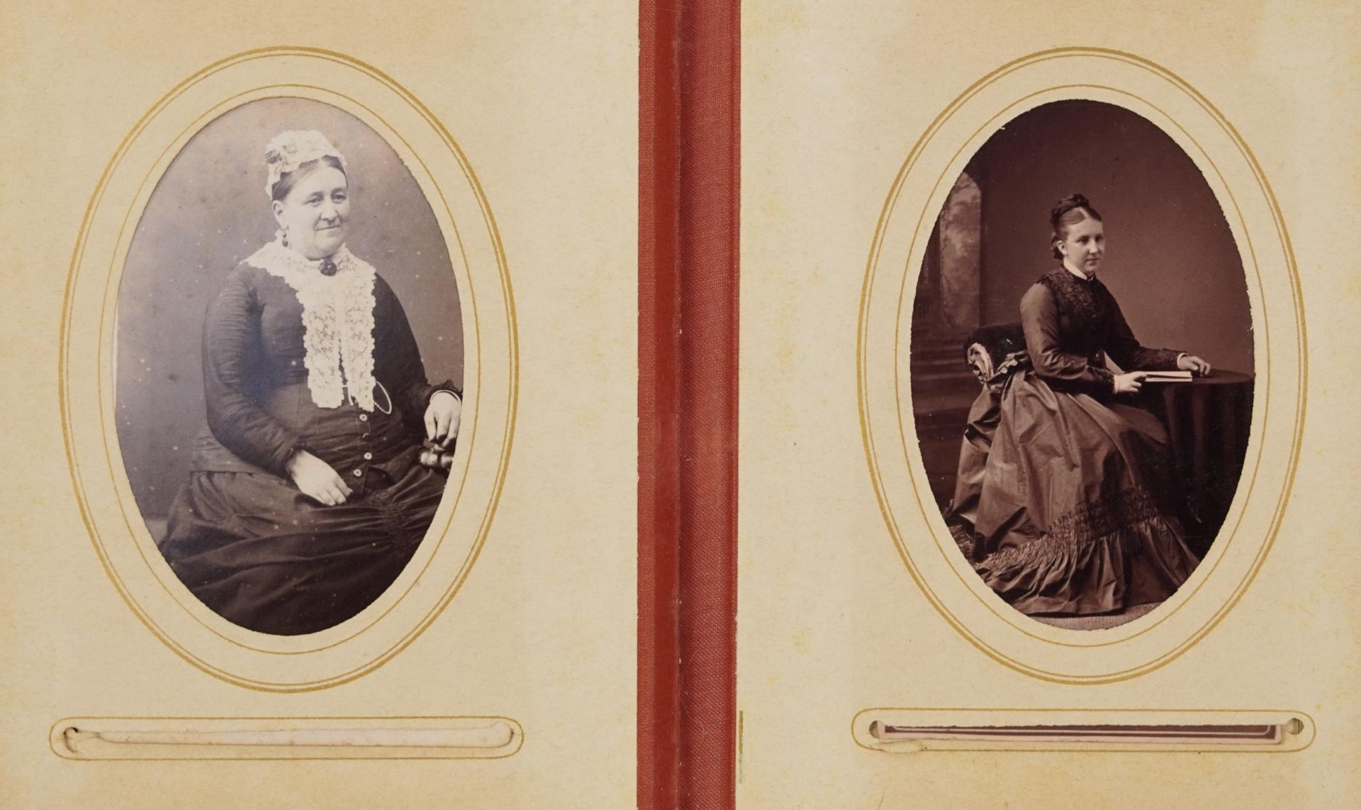 Collection of Victorian photographs, cabinet cards and cartes de visite arranged in three albums - Bild 6 aus 13