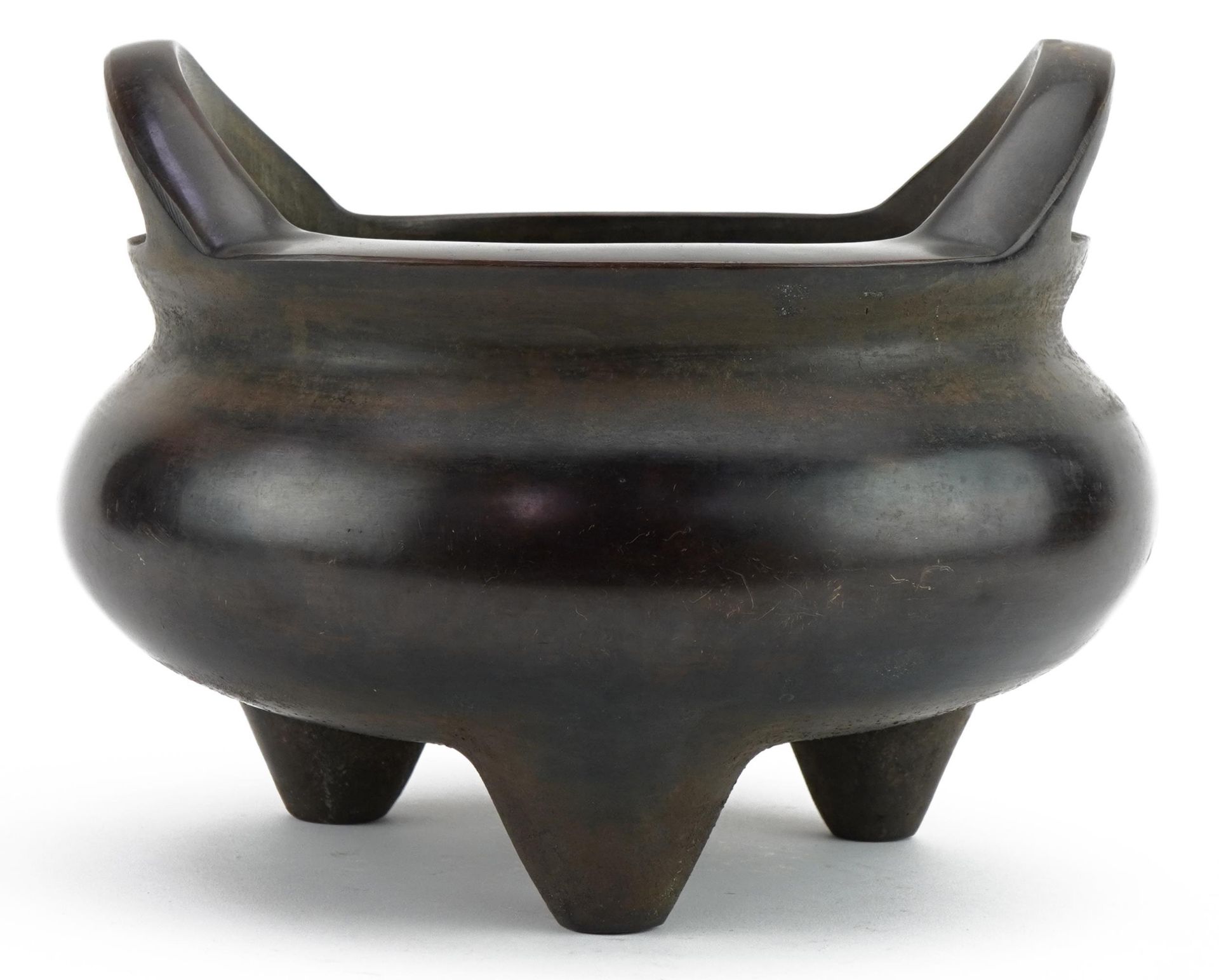 Large Chinese patinated bronze tripod censer with twin handles, four figure character marks to the - Bild 2 aus 4