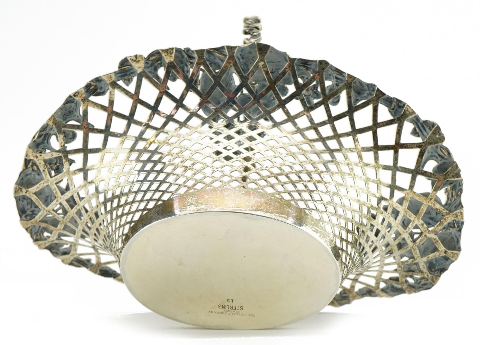 The Metcalfe Company, sterling silver gilt pierced basket with swing handle embossed with flowers - Image 3 of 4