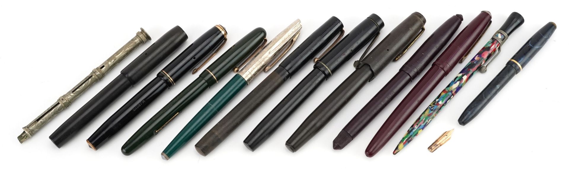 Vintage and later fountain pens and propelling pencils, some with gold nibs, including Parker and