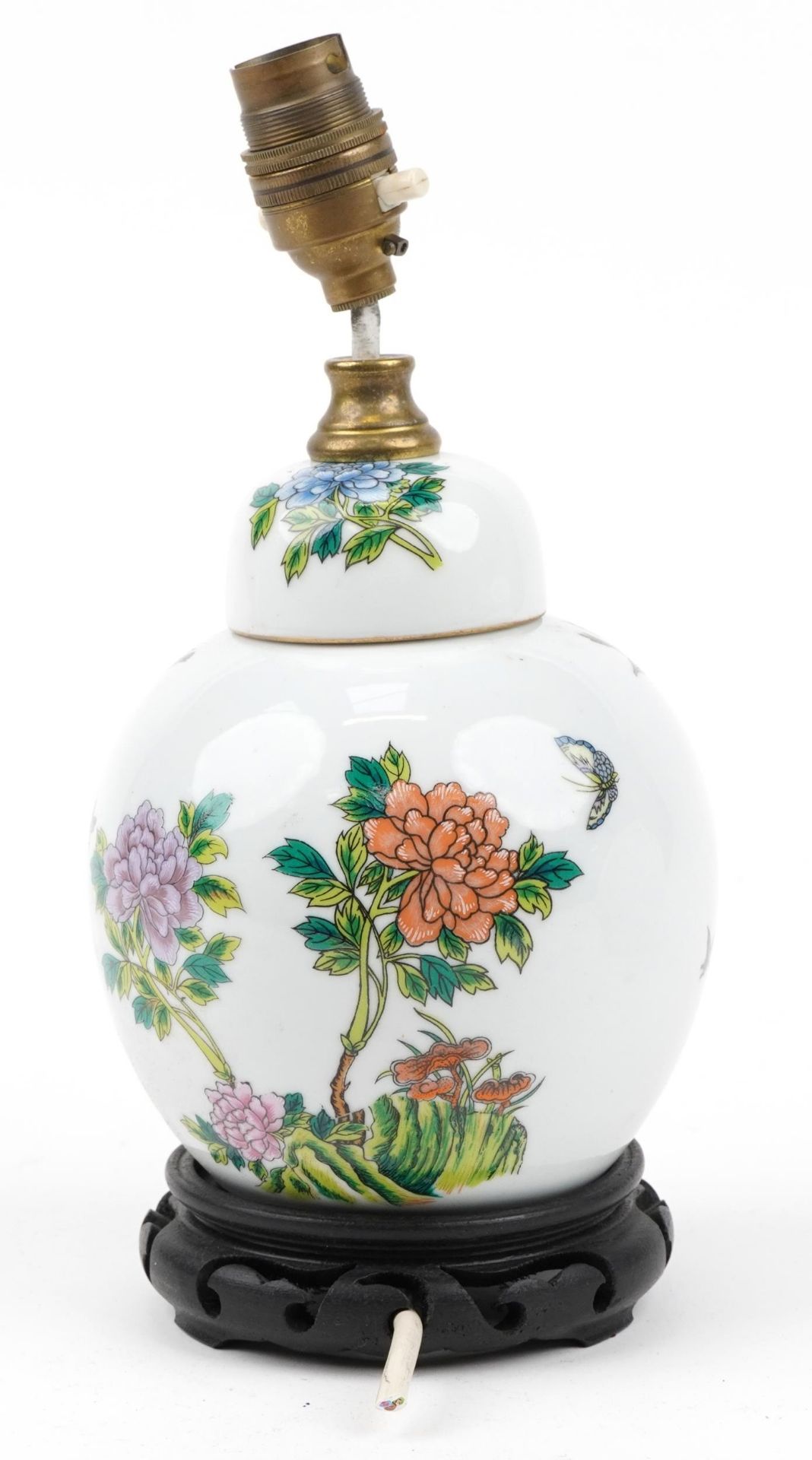 Chinese porcelain ginger jar and cover table lamp and Canton plate hand painted in the famille verte - Bild 2 aus 4