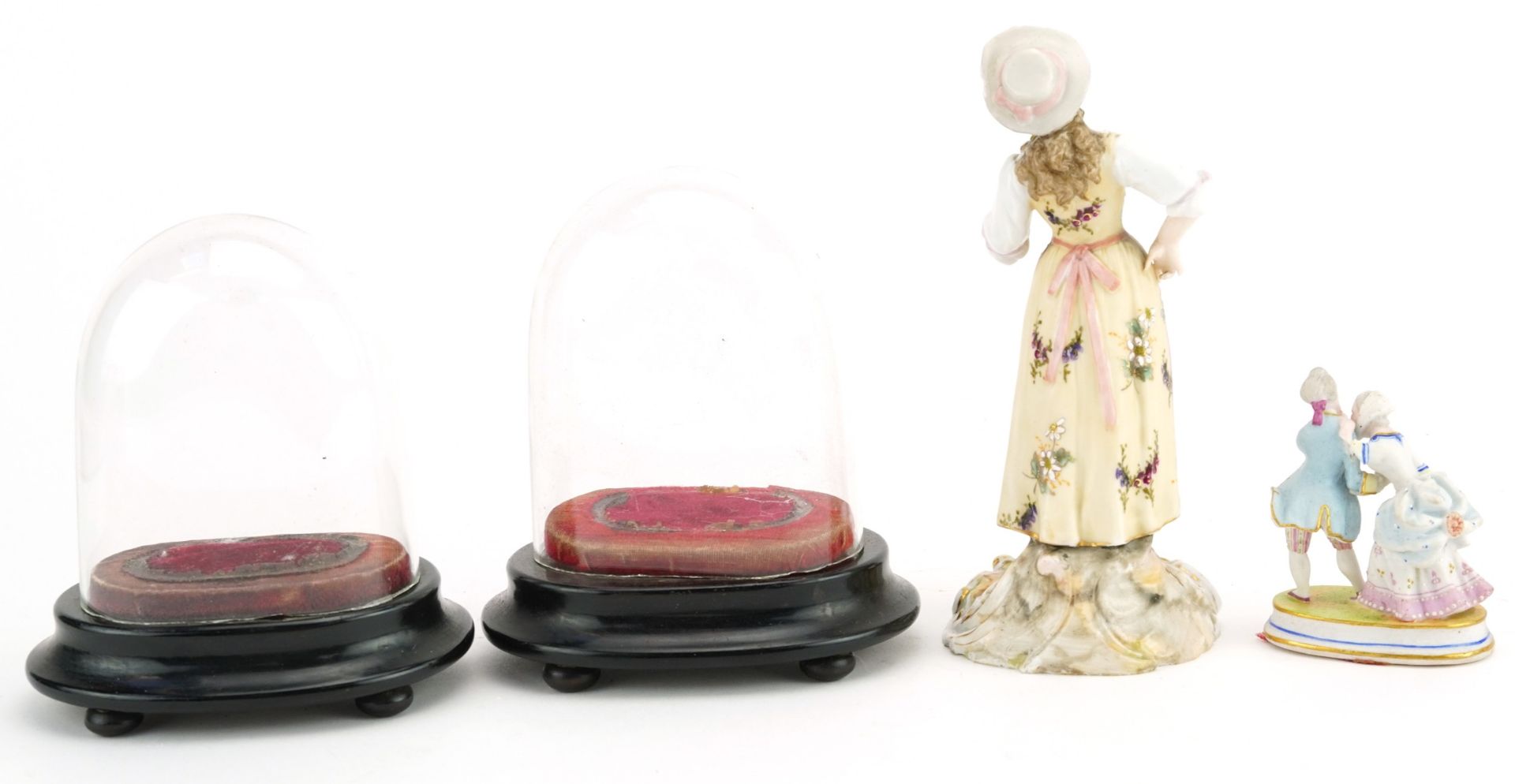 Two continental porcelain figures and a pair of glass domes raised on ebonised bases, the largest - Bild 2 aus 3