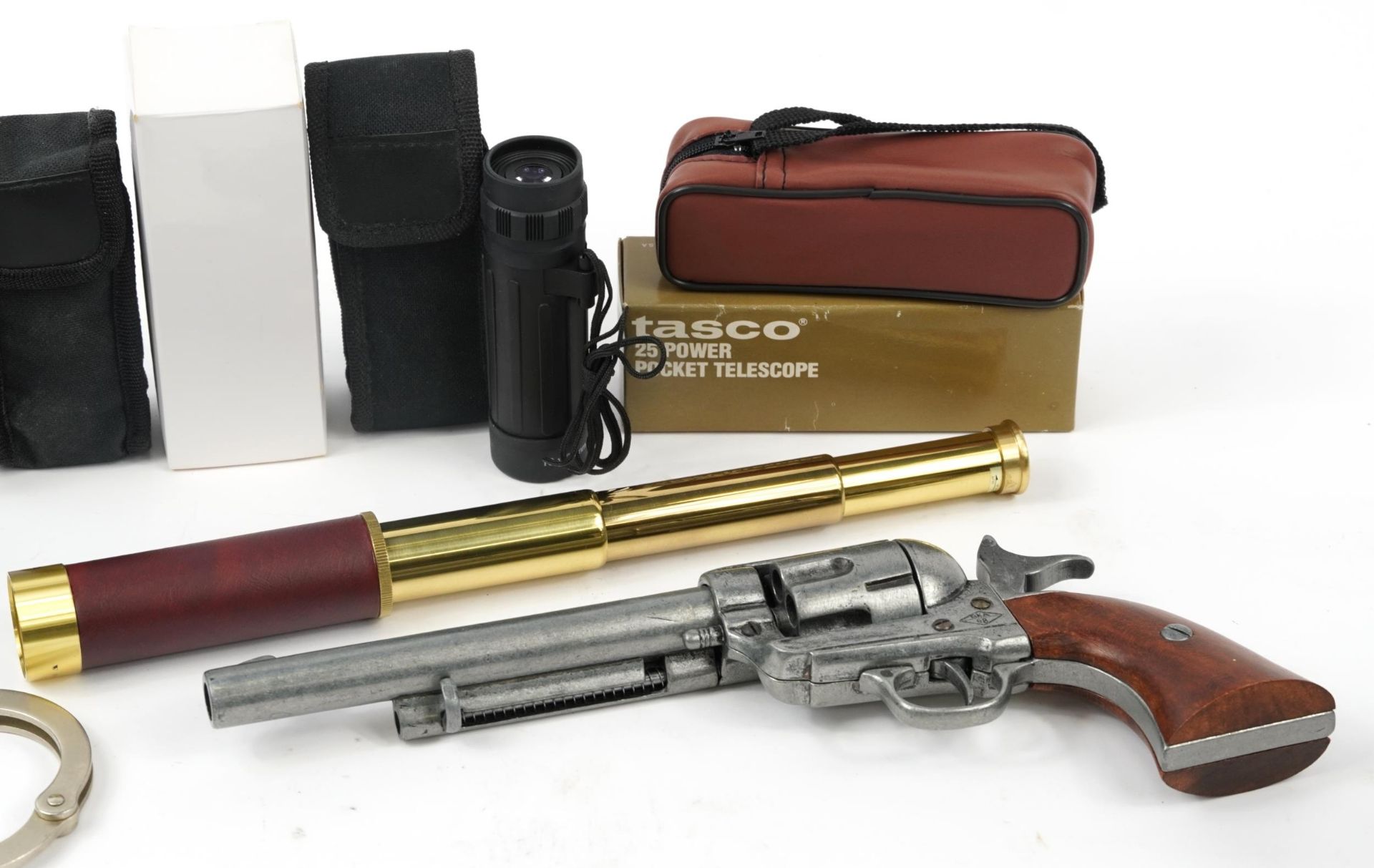 Sundry items comprising a pair of Miranda binoculars, pocket telescopes, decorative revolver and a - Bild 3 aus 3