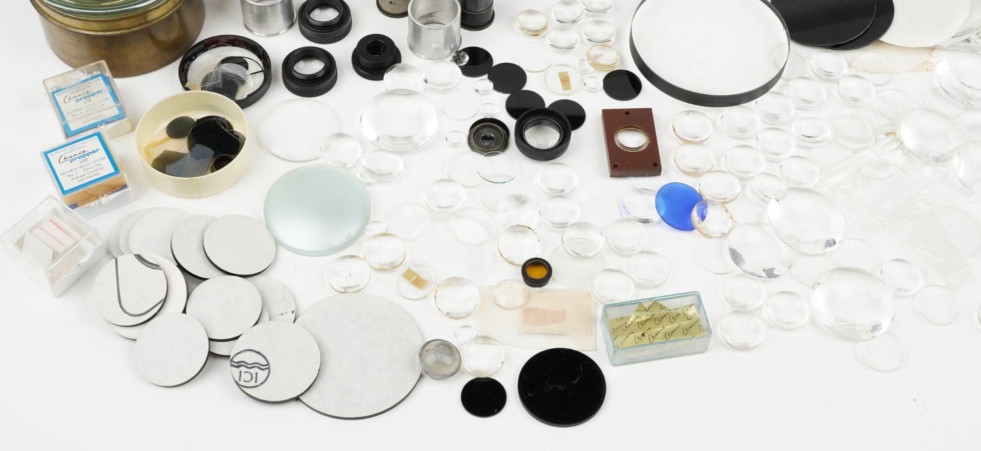Collection of vintage and later optical accessories including lenses, reflector telescope - Bild 4 aus 5