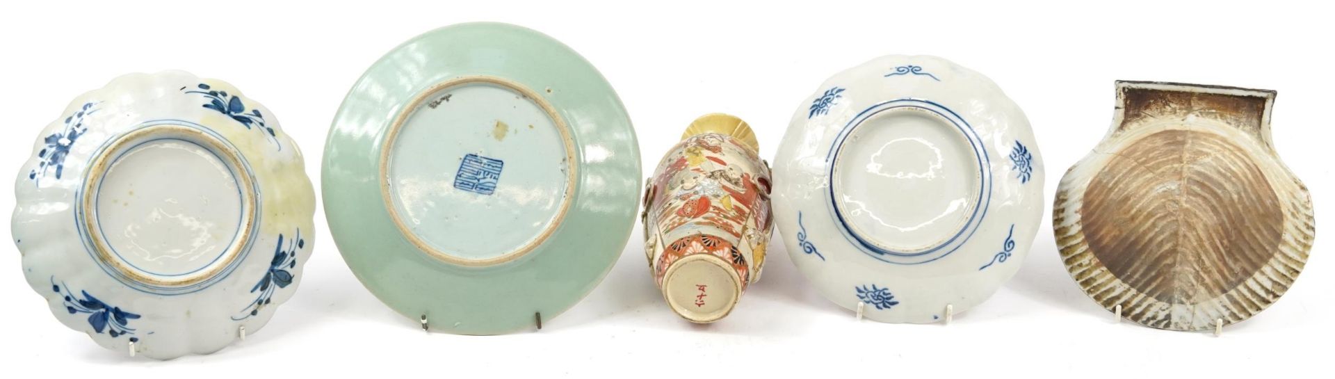 Chinese and Japanese ceramics including an Cantonese plate hand painted in the famille rose - Bild 3 aus 5