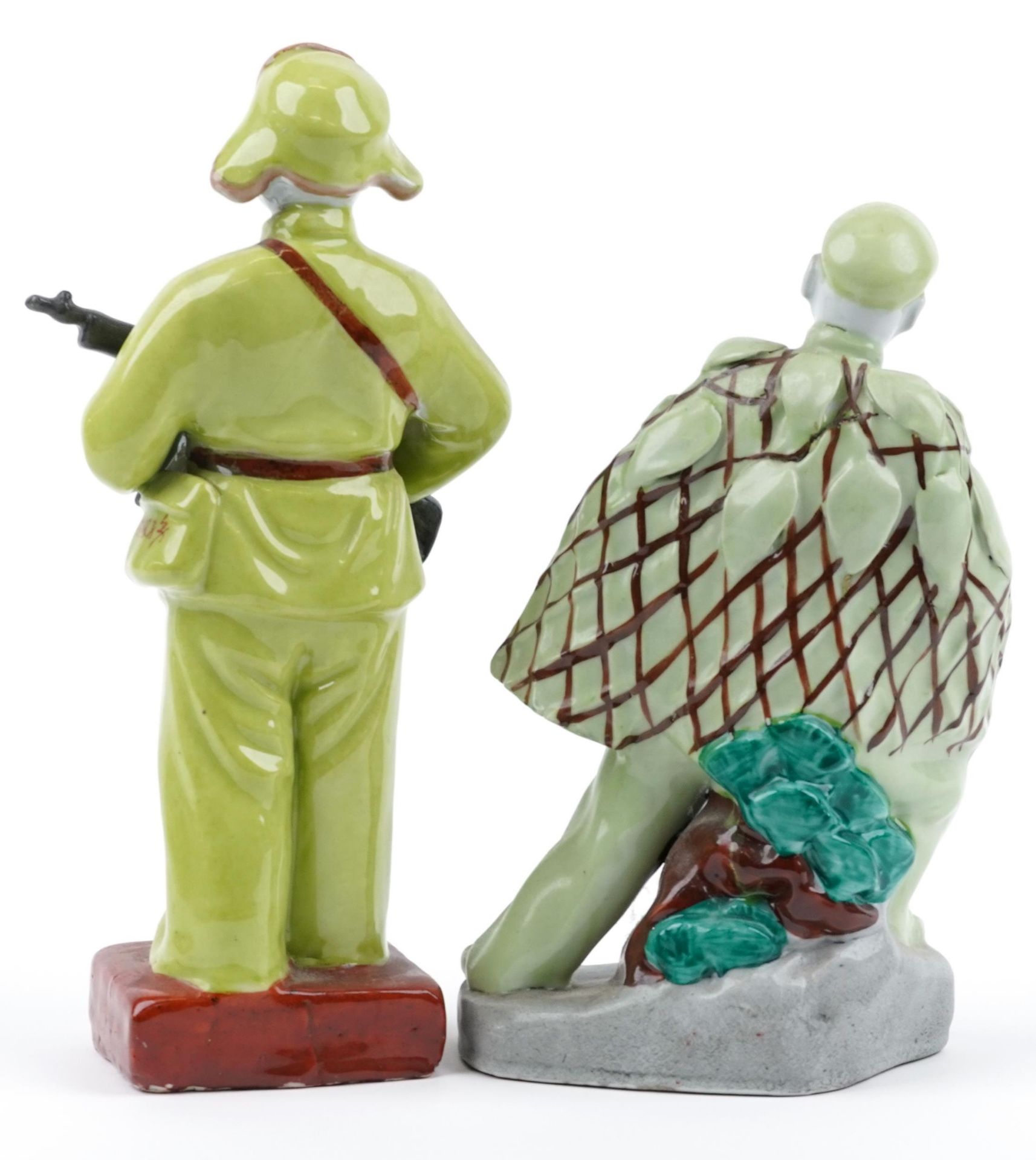 Two Chinese porcelain Cultural Revolution propaganda figures including one of a soldier holding guns - Bild 2 aus 3