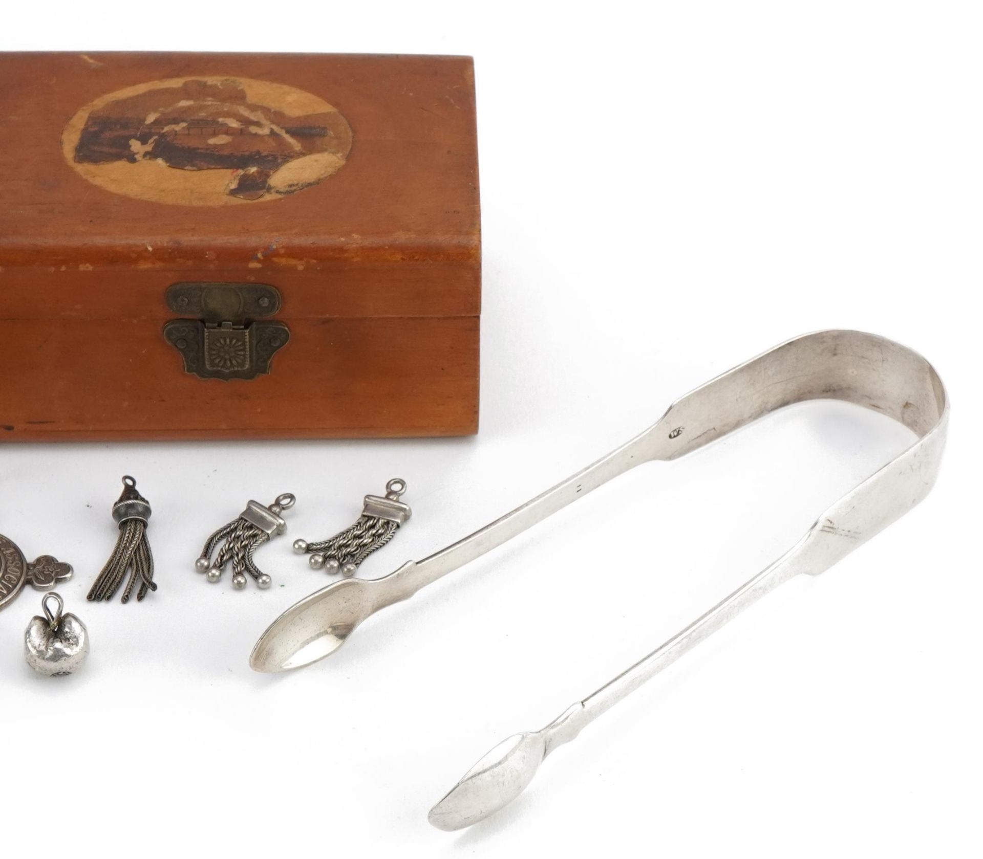 Georgian and later silver objects including a pair of George IV sugar tongs, miniature buttonhook, - Bild 3 aus 4
