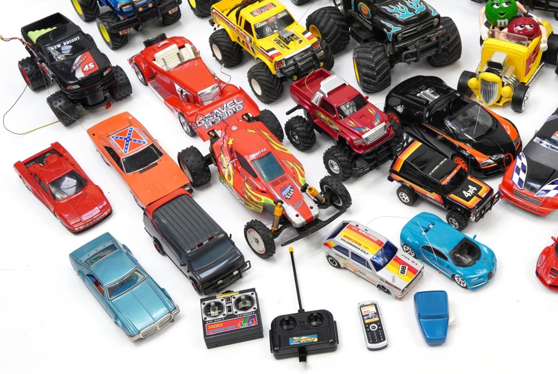 Large collection of vintage and later model remote control vehicles : For further information on - Bild 4 aus 5