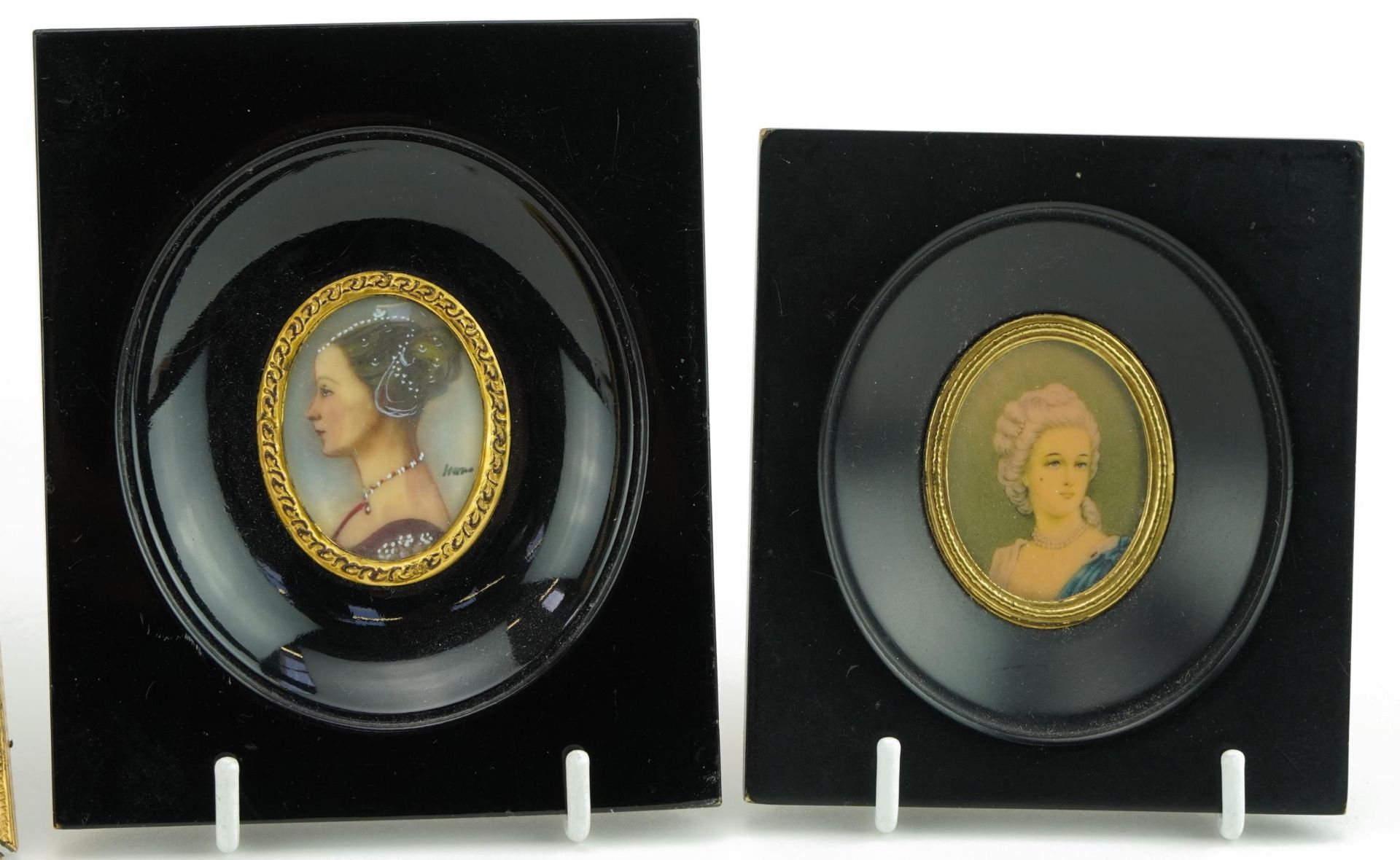 Four oval and circular portrait miniatures including a hand painted example of Marquise de Pompadour - Bild 3 aus 6