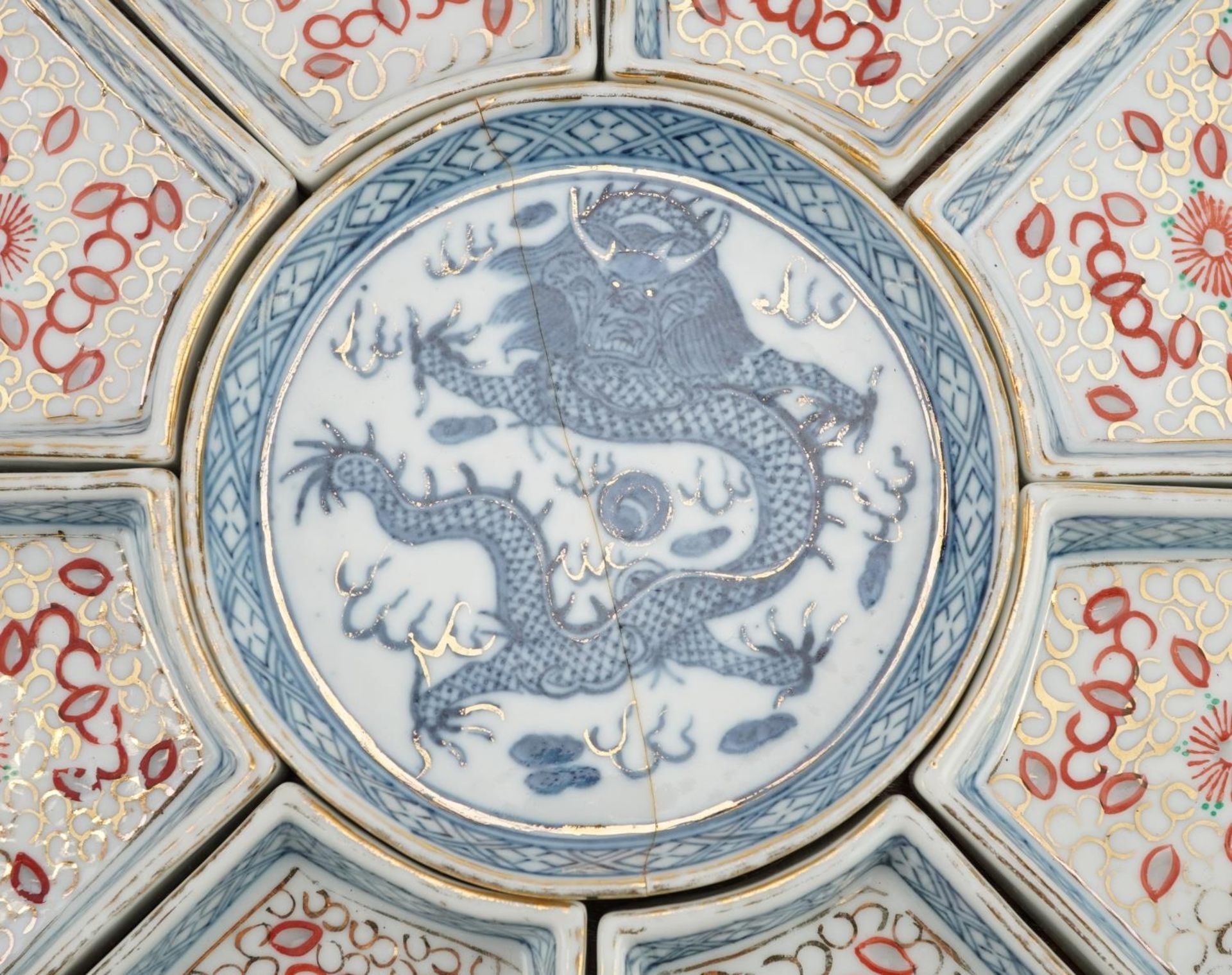 Chinese blue and white porcelain lazy Susan hand painted with a dragon housed in a hardwood tray, - Bild 3 aus 3