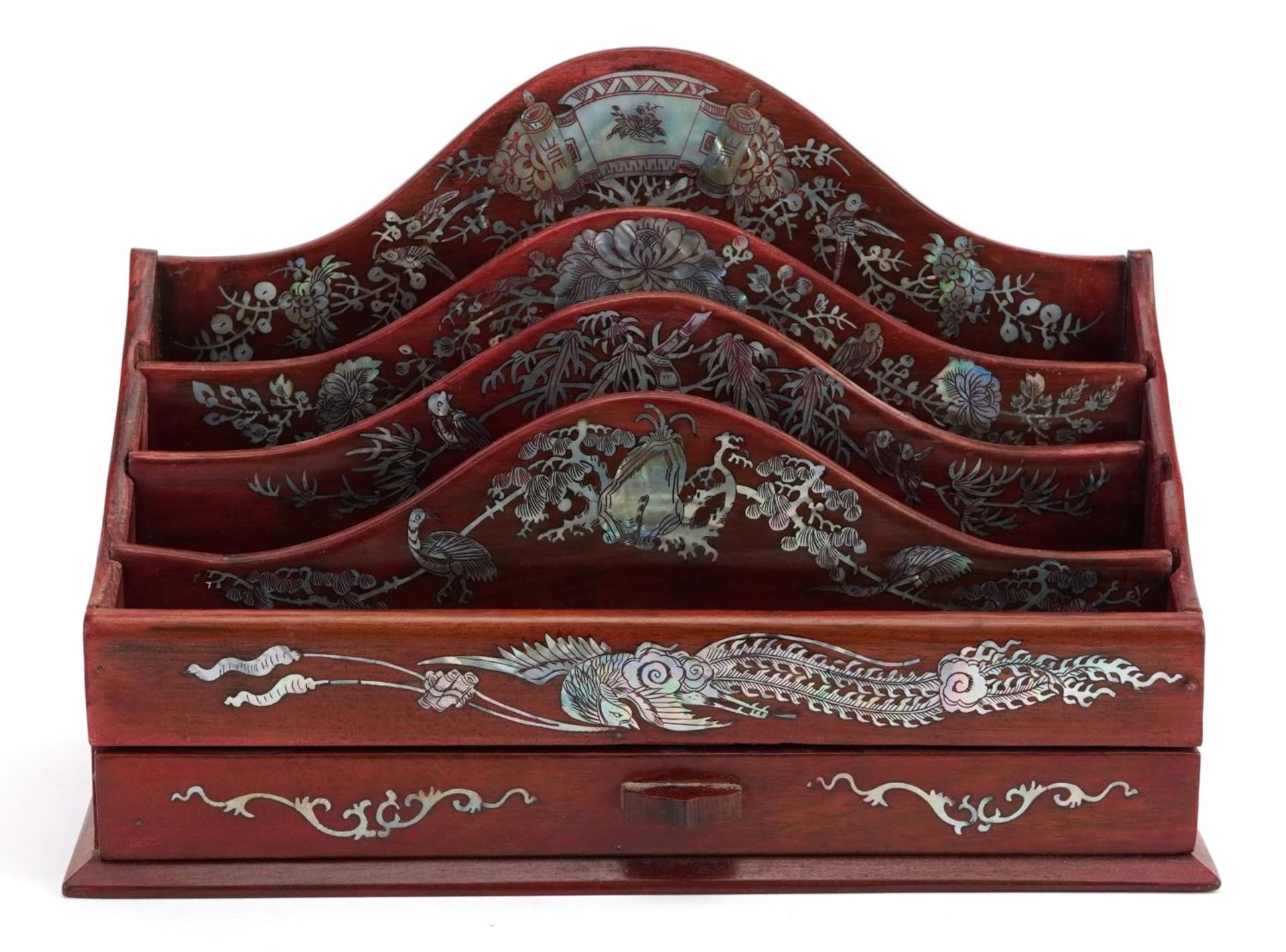 Chinese hardwood letter rack with base drawer having mother of pearl inlay decorated with - Bild 2 aus 5