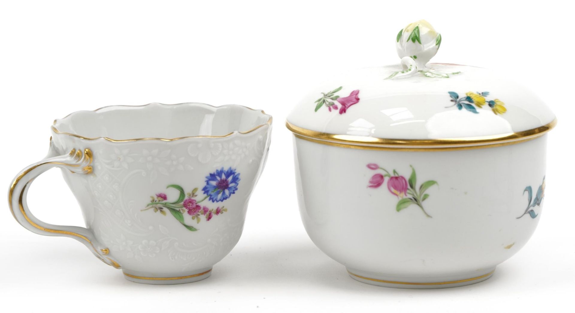 Meissen, German porcelain hand painted with flowers comprising a trio and pot with cover having a - Bild 2 aus 3