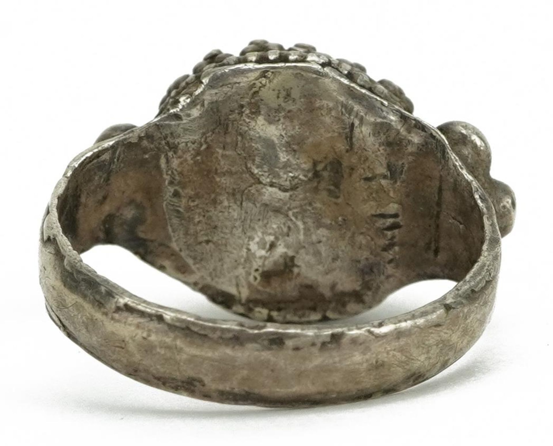 Early silver cabochon hardstone ring, possibly Islamic or medieval, 6.0g : For further information - Bild 2 aus 3