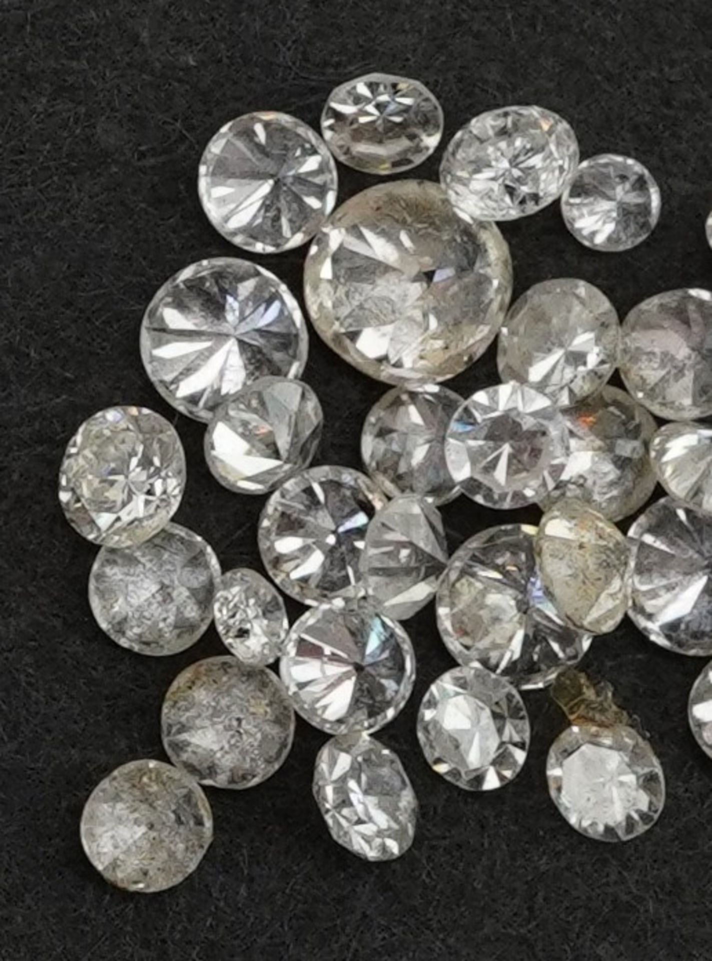 Collection of loose solitaire diamonds, the largest approximately 2.9mm in diameter, total weight - Bild 2 aus 3