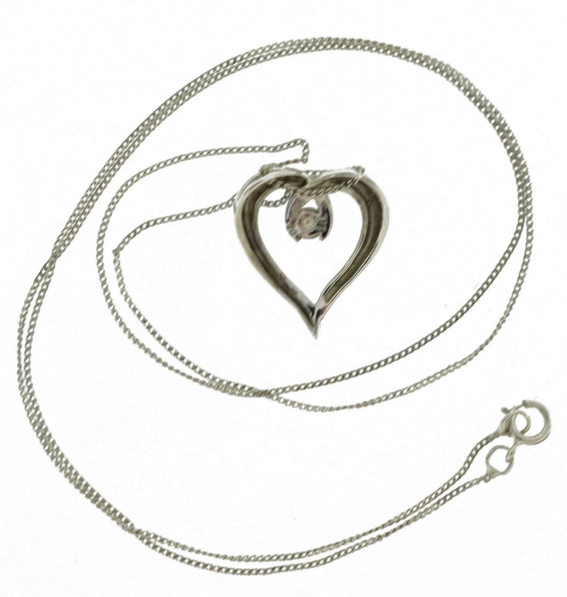 9ct white gold love heart pendant set with a diamond on 9ct white gold curb link necklace, the - Bild 3 aus 5