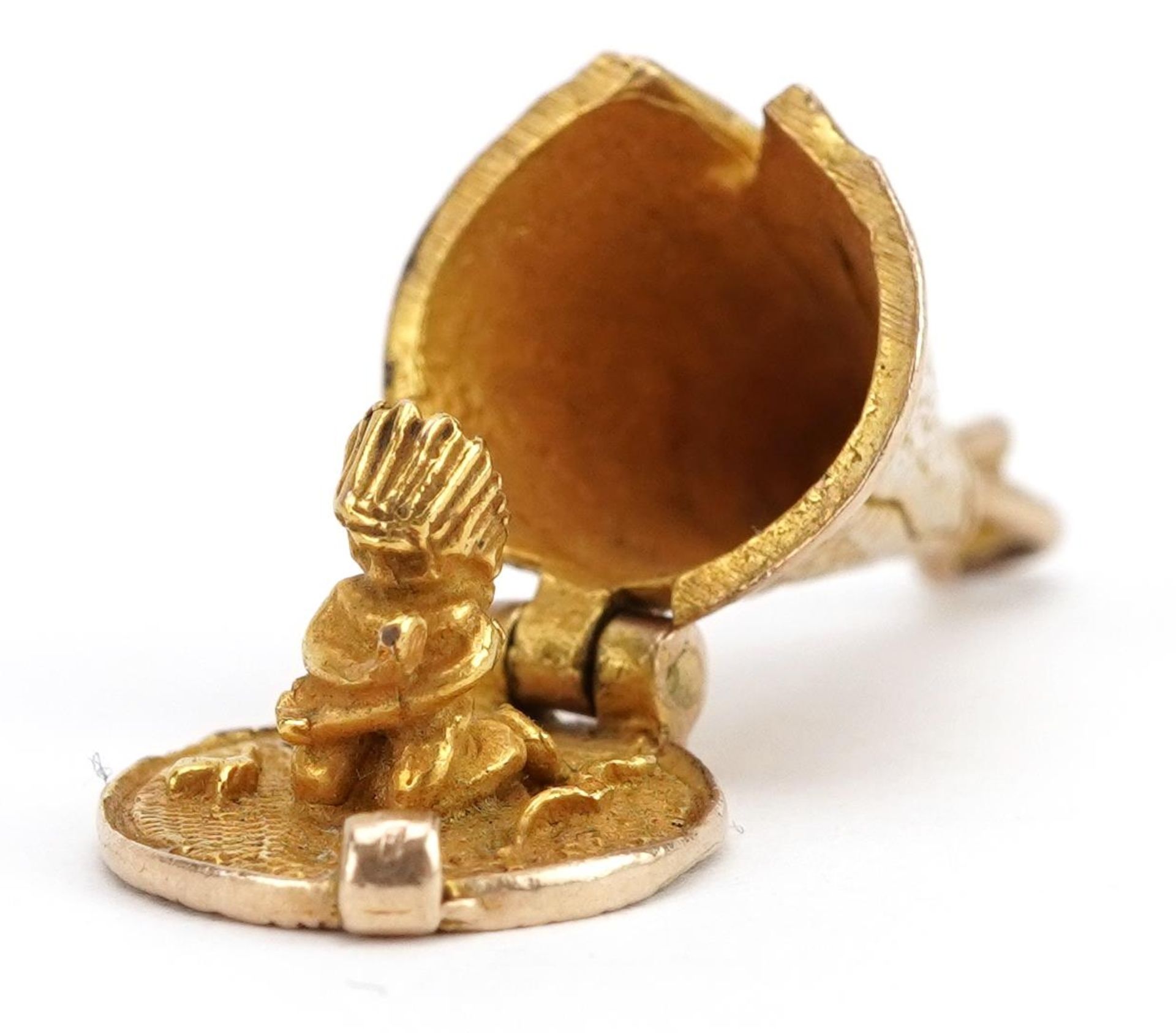9ct gold wigwam tent charm opening to reveal a Red Indian figure, 2.1cm high, 4.5g : For further - Bild 2 aus 4