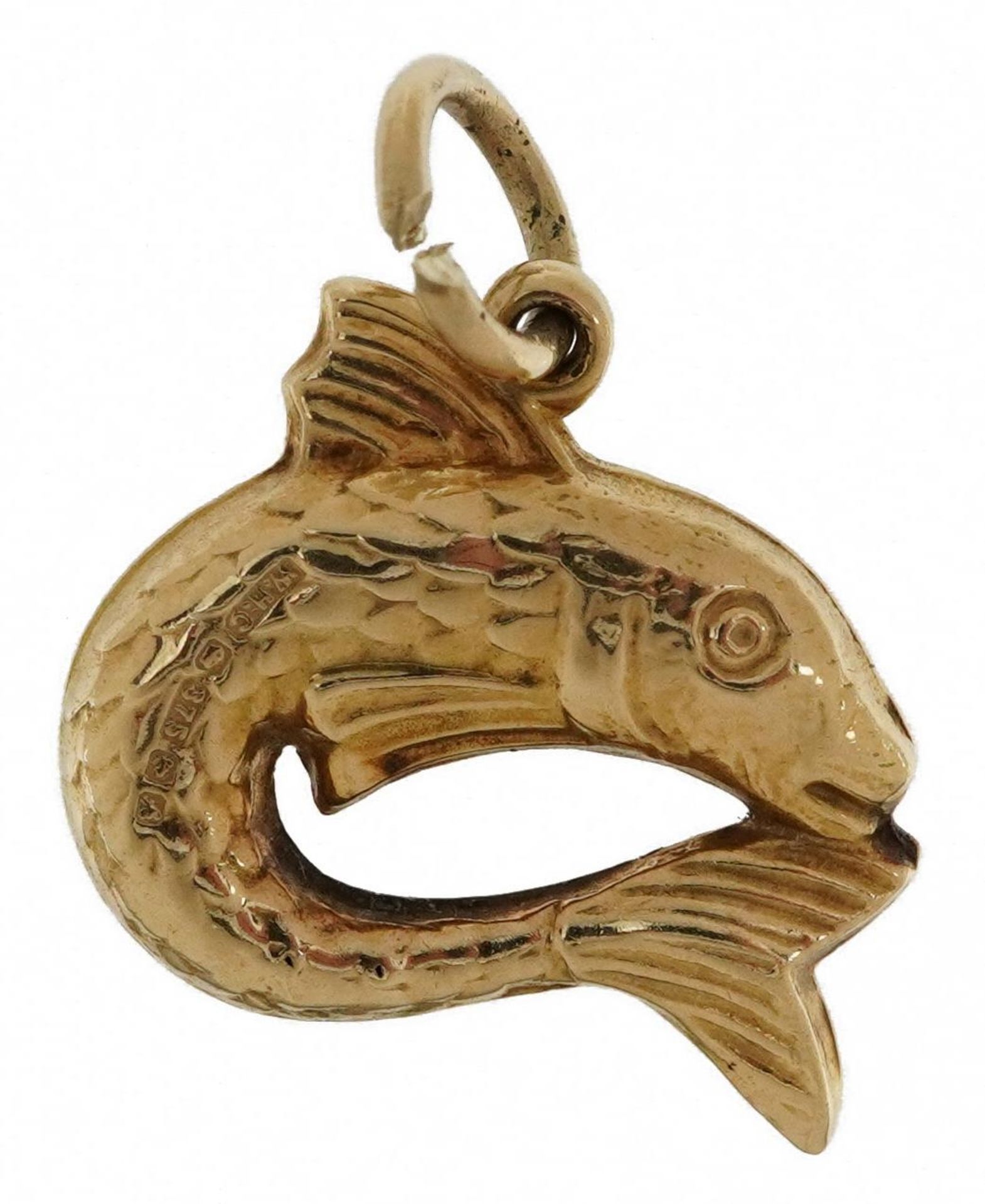 9ct gold fish charm, 1.6cm wide, 0.9g : For further information on this lot please contact the - Bild 2 aus 3