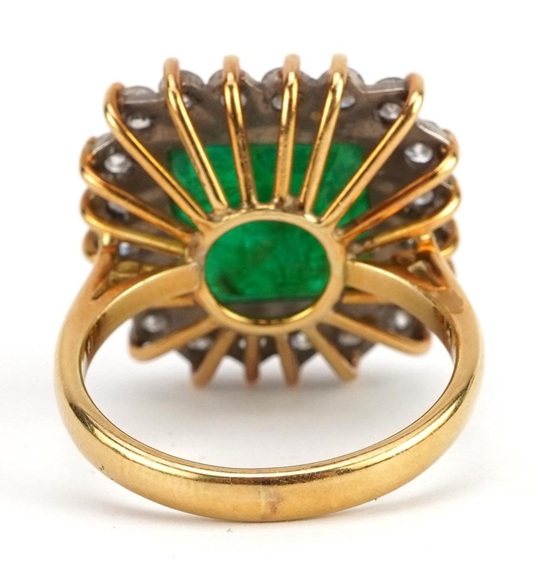 Large 18ct gold emerald and diamond cluster ring housed in a red tooled leather box , the emerald - Bild 2 aus 5