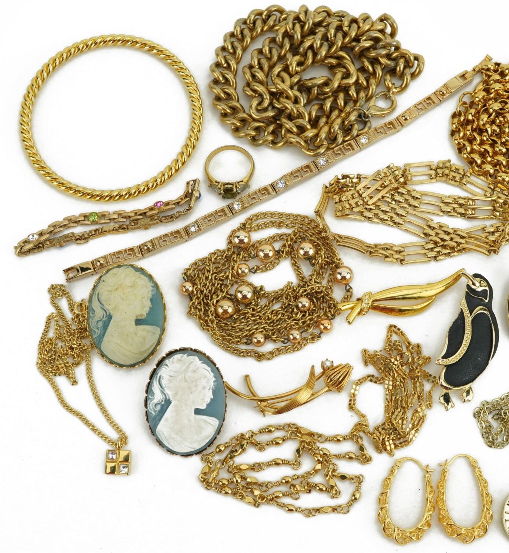 Yellow metal jewellery including Monet Belcher link necklace, rope twist bangle, Wedgwood style - Bild 2 aus 3