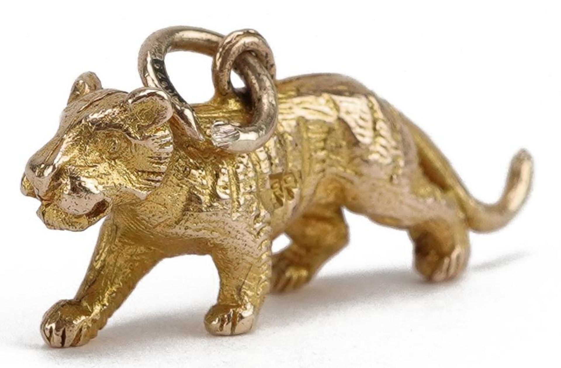 9ct gold lion charm, 2.3cm wide, 3.1g : For further information on this lot please contact the