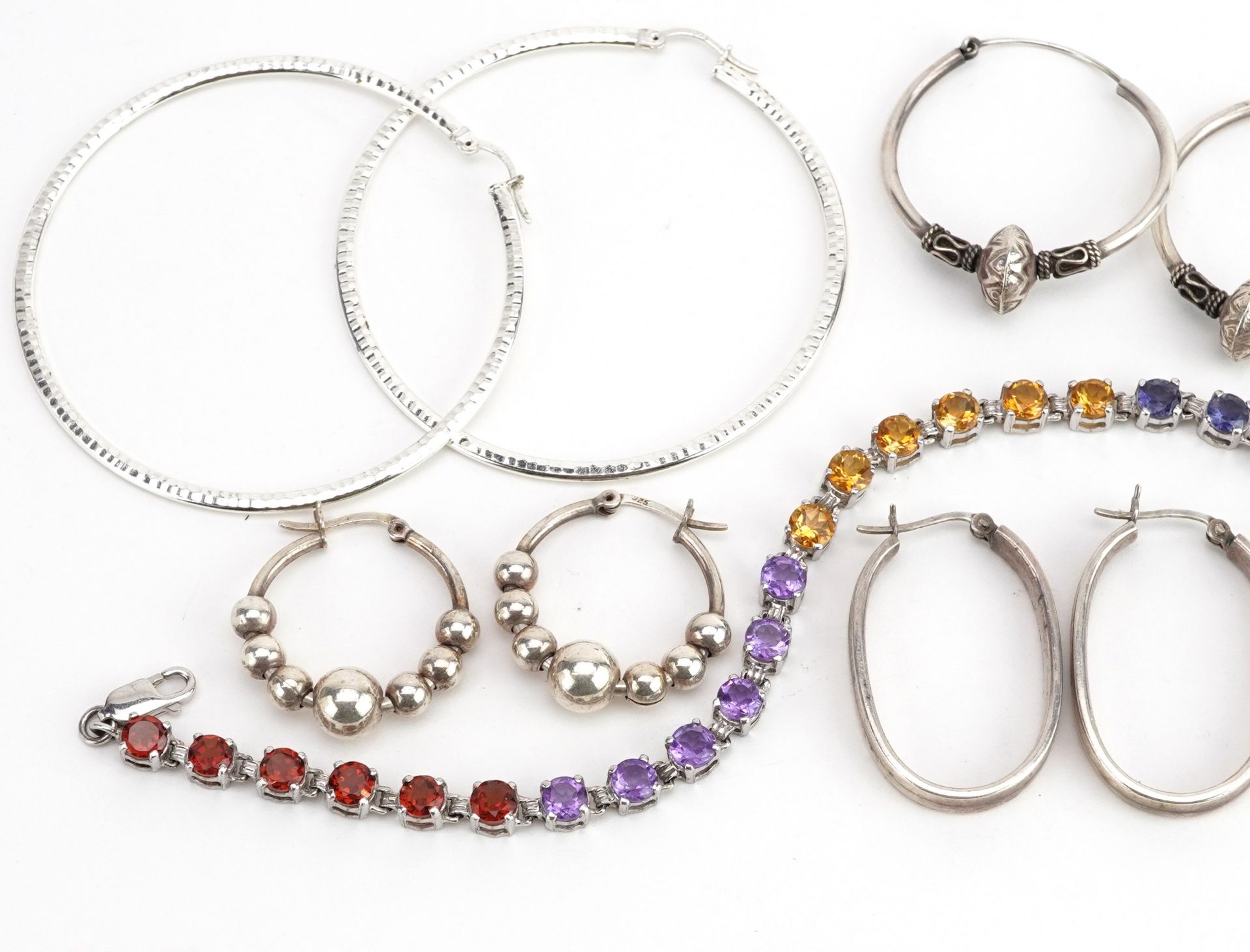 Silver jewellery comprising five pairs of earrings, semi precious stone bracelet and ingot pendant - Bild 2 aus 5