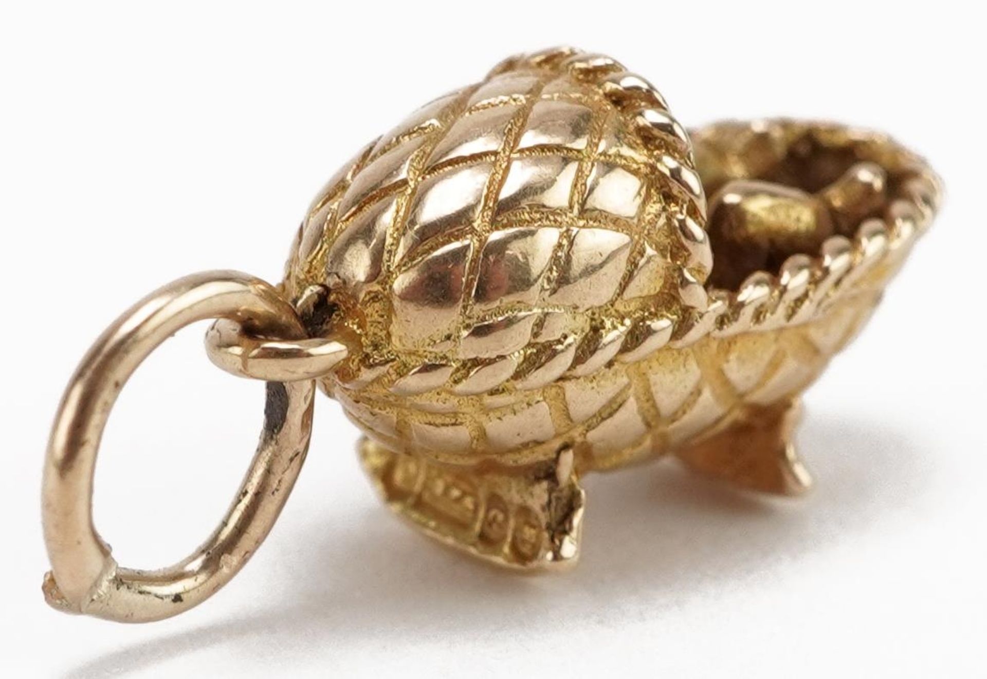 9ct gold baby in a basket charm, 1.5cm wide, 1.9g : For further information on this lot please - Bild 2 aus 3