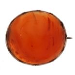 Circular agate brooch with unmarked gold mount, tests as 9ct gold, 3cm wide, 7.8g : For further