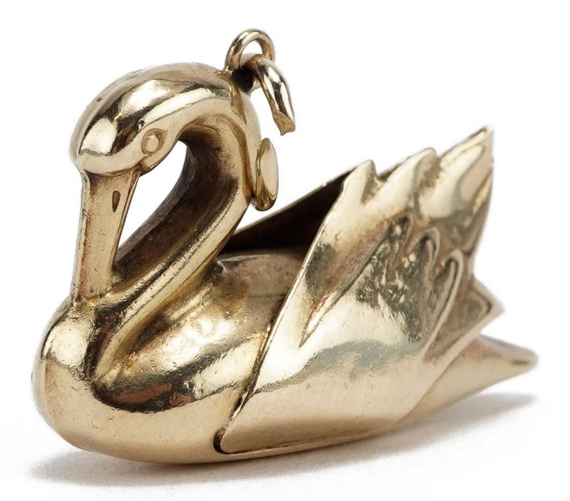 9ct gold swan charm, 2.5cm wide, 2.0g : For further information on this lot please contact the