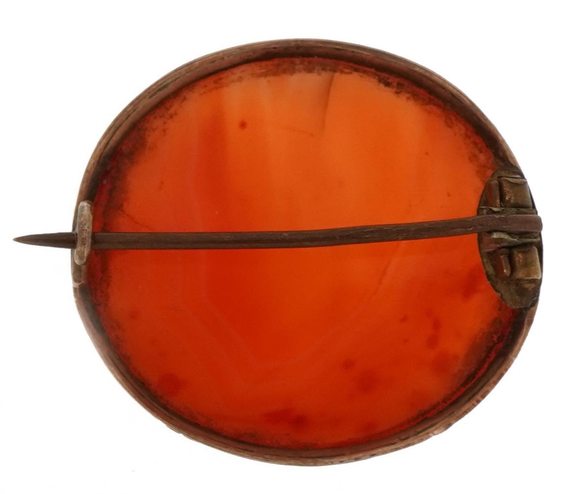 Circular agate brooch with unmarked gold mount, tests as 9ct gold, 3cm wide, 7.8g : For further - Image 2 of 2
