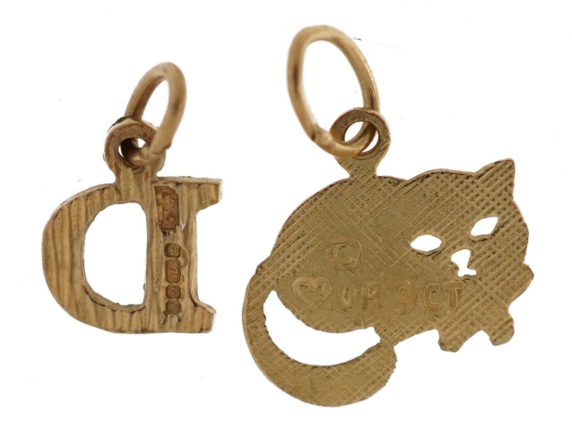 Two 9ct gold charms comprising initial D and cat, the largest 1.2cm wide, total 0.7g : For further - Bild 3 aus 3