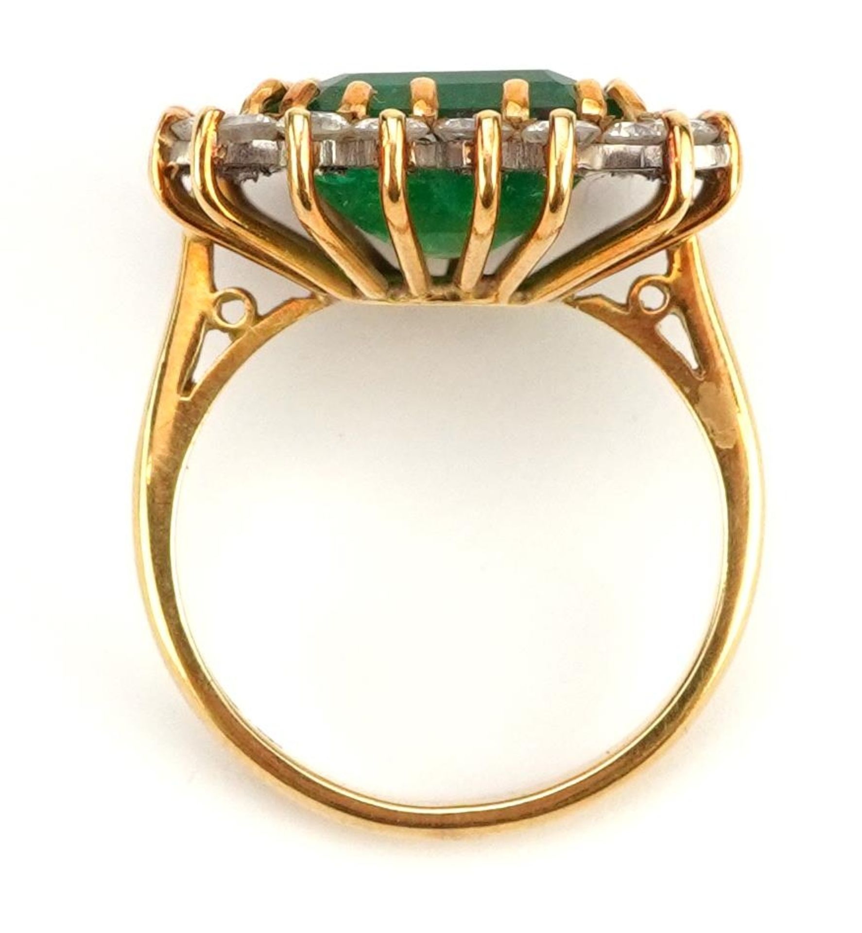 Large 18ct gold emerald and diamond cluster ring housed in a red tooled leather box , the emerald - Bild 3 aus 5