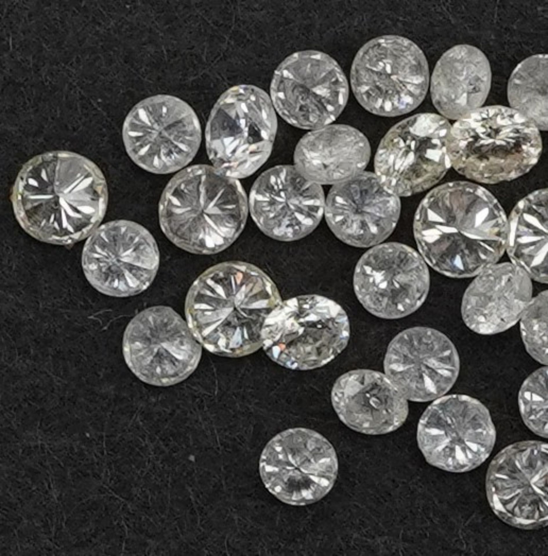 Collection of loose solitaire diamonds, the largest approximately 1.9mm in diameter, total weight - Bild 2 aus 3