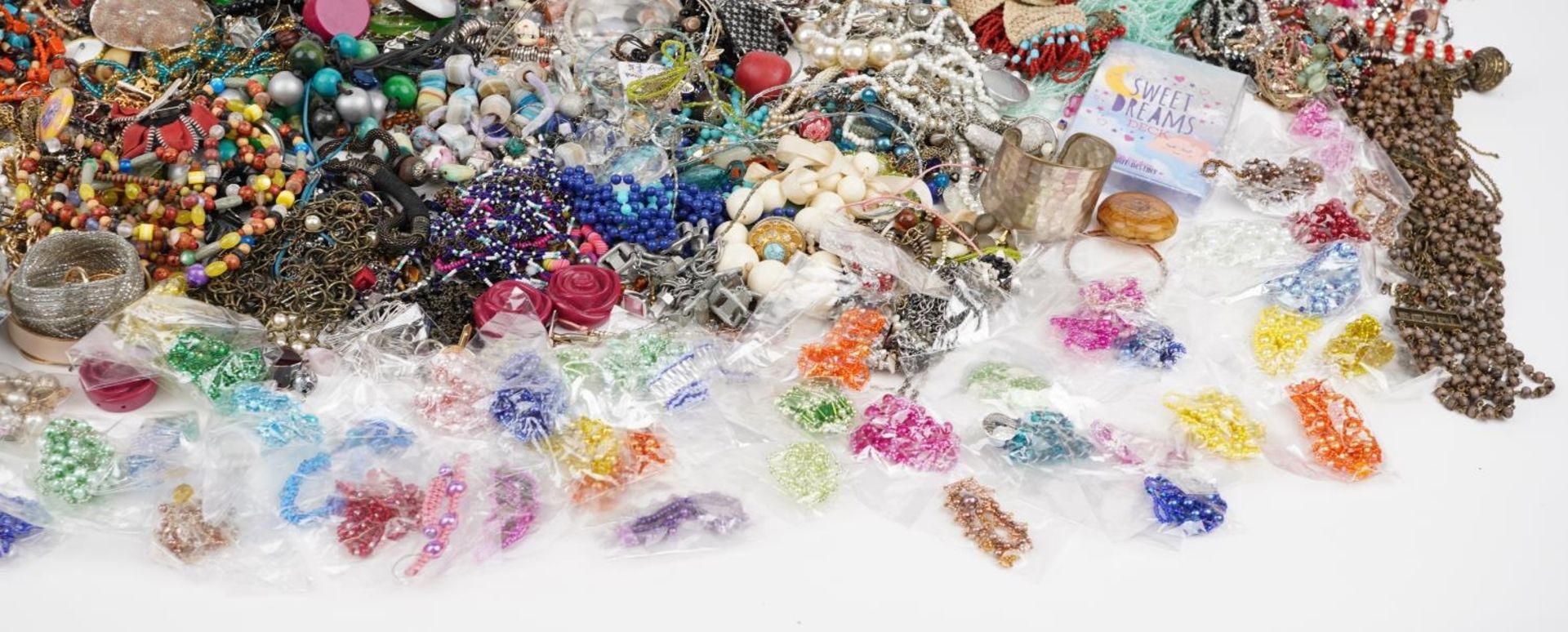 Extensive collection of costume jewellery and wristwatchs including necklaces, brooches, earrings, - Bild 7 aus 7