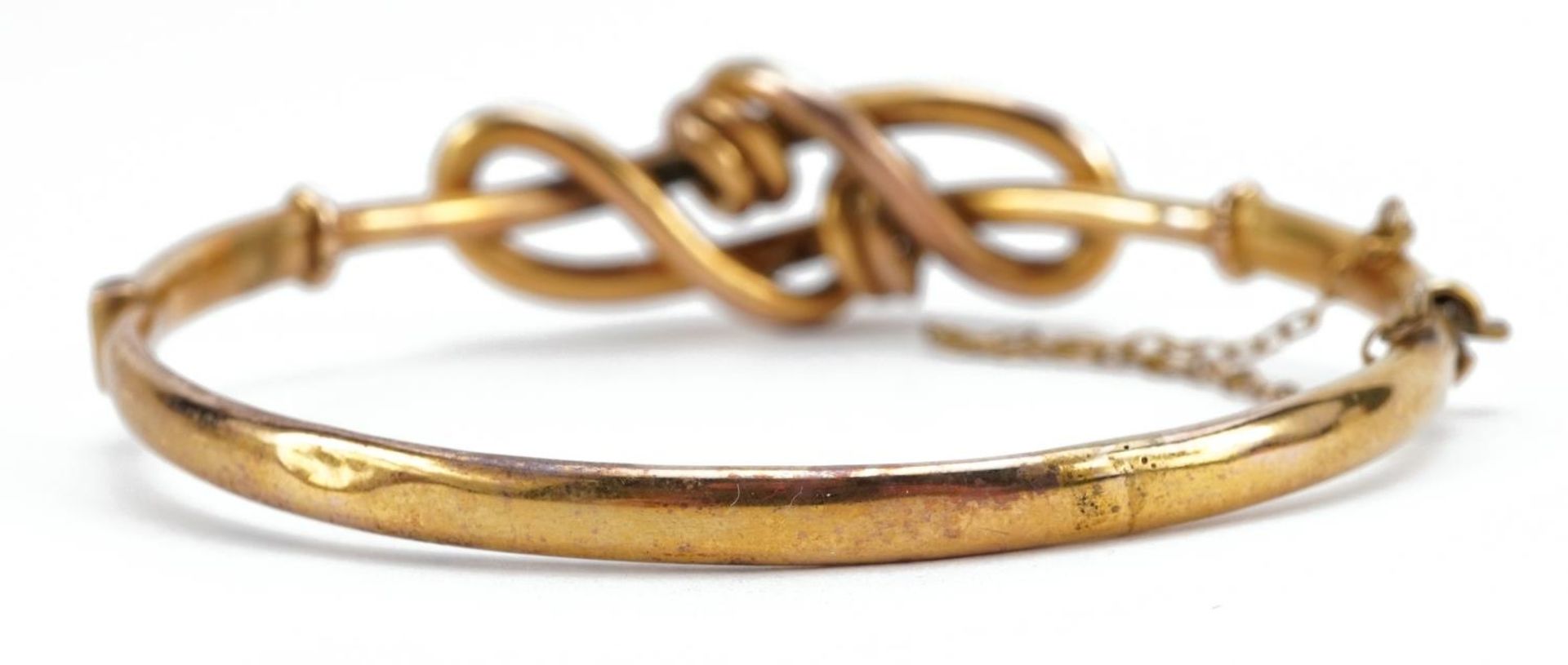 Victorian 9ct gold knot design bangle with safety chain, 6.2cm wide, 7.7g : For further - Image 2 of 4