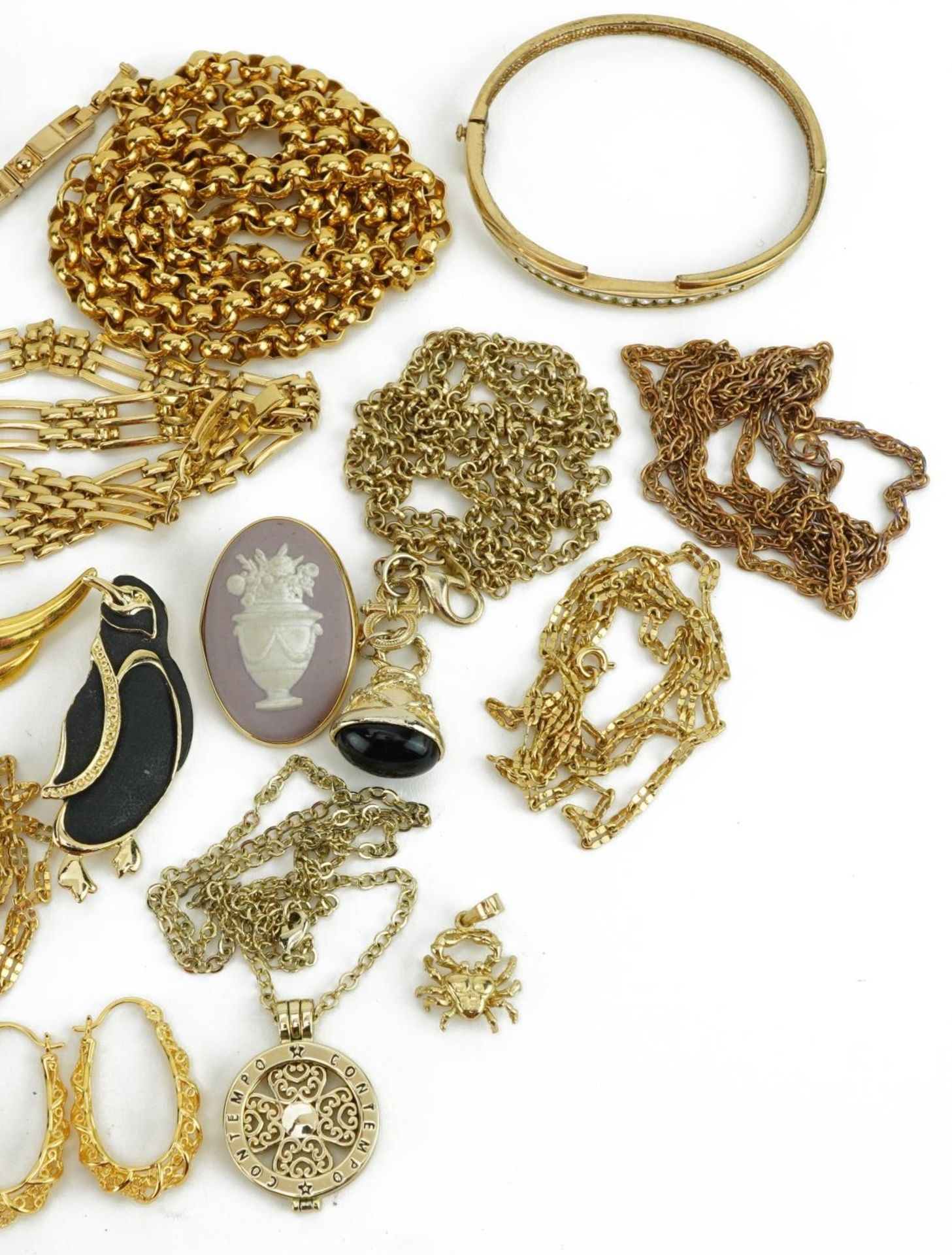 Yellow metal jewellery including Monet Belcher link necklace, rope twist bangle, Wedgwood style - Bild 3 aus 3