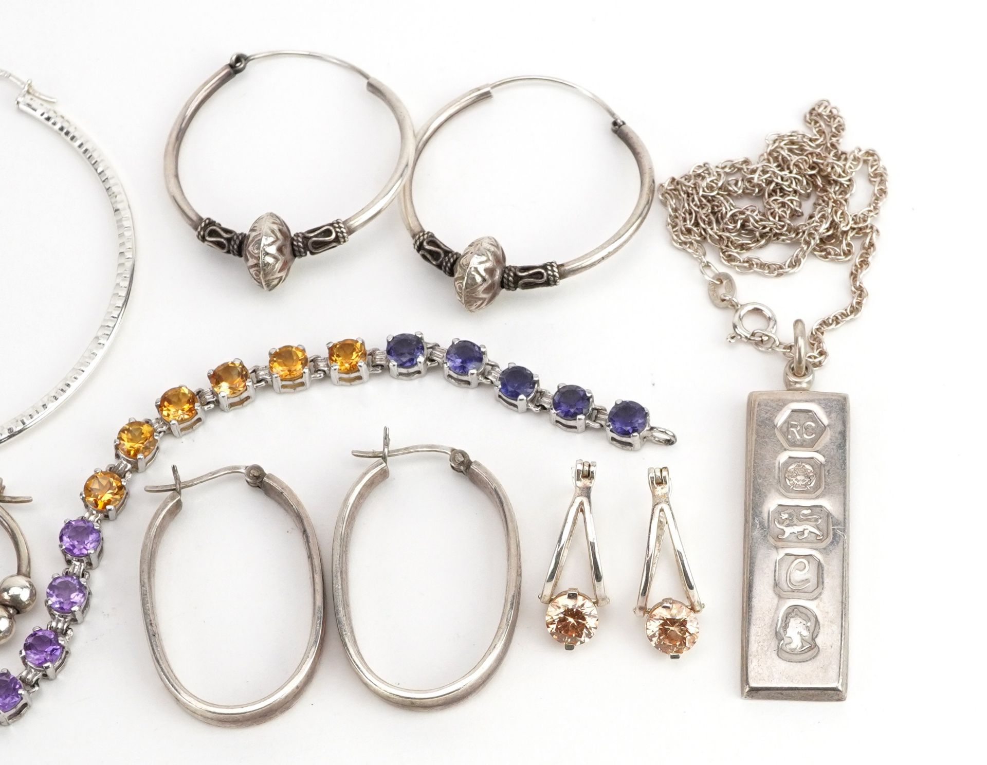 Silver jewellery comprising five pairs of earrings, semi precious stone bracelet and ingot pendant - Bild 3 aus 5