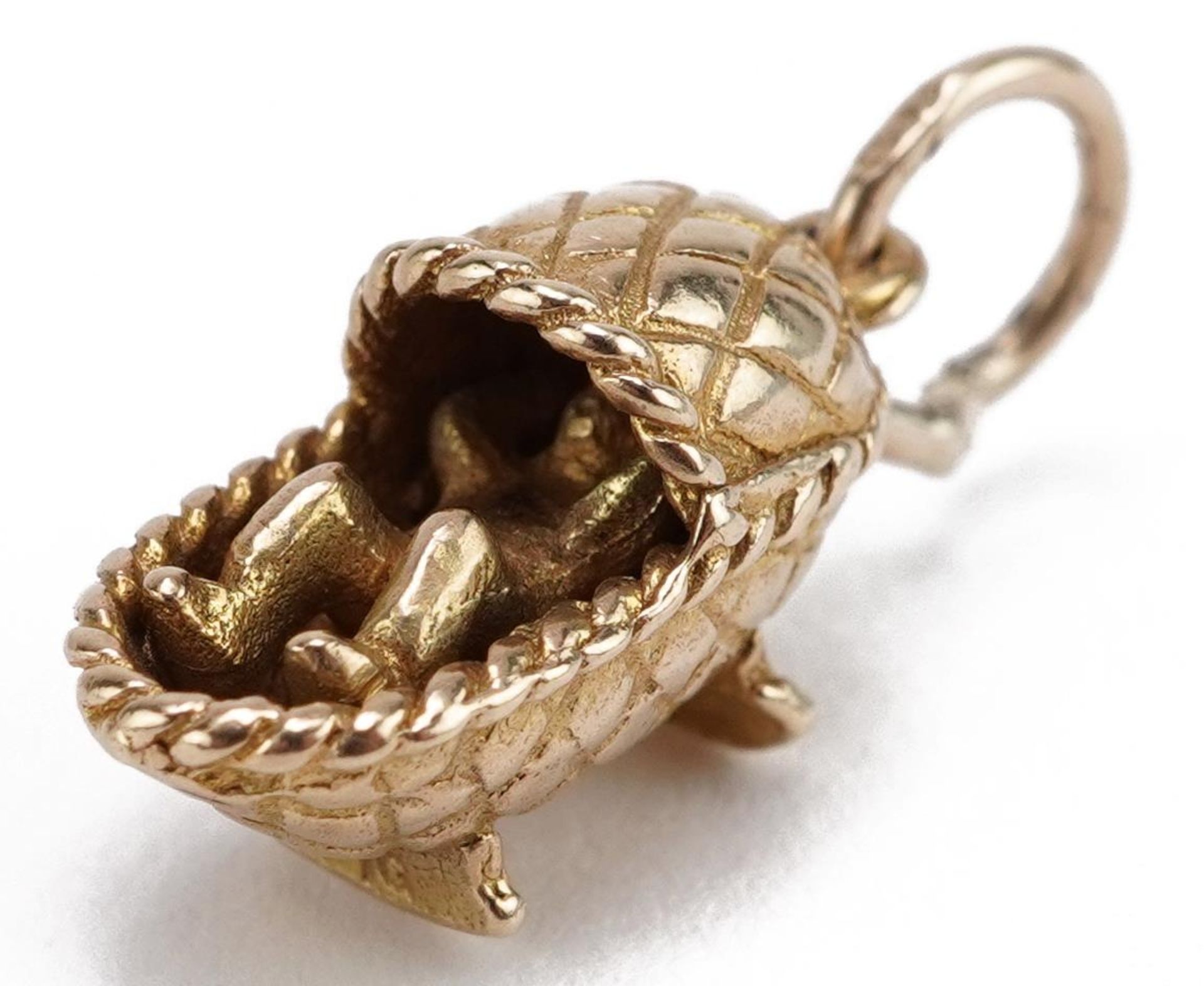 9ct gold baby in a basket charm, 1.5cm wide, 1.9g : For further information on this lot please