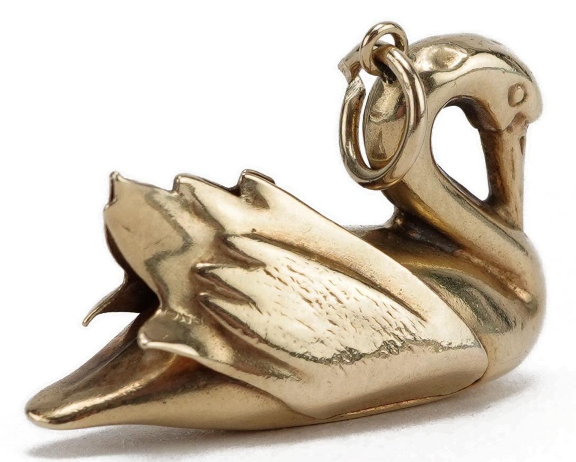 9ct gold swan charm, 2.5cm wide, 2.0g : For further information on this lot please contact the - Bild 2 aus 3