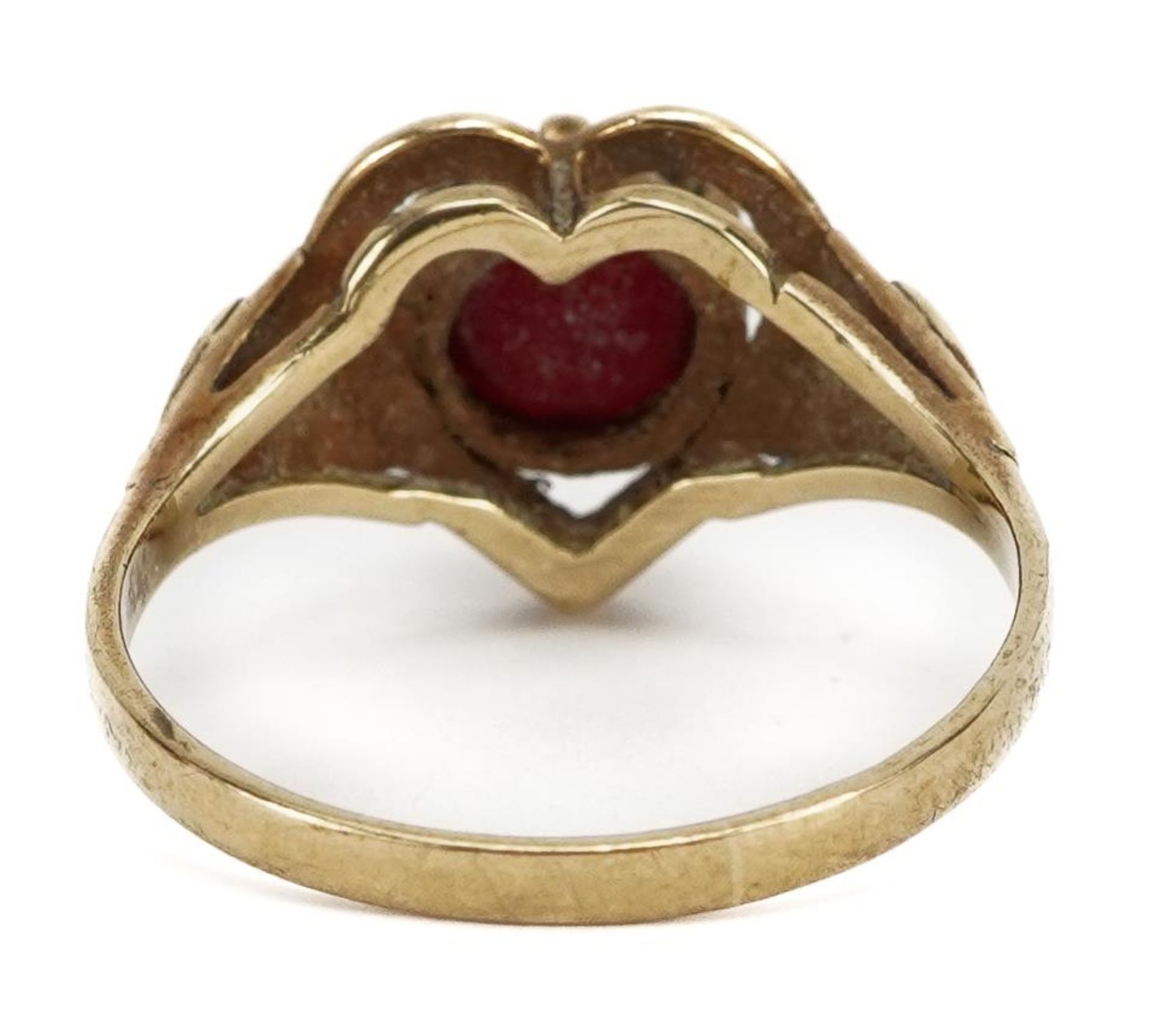 9ct gold love heart ring set with a red stone, the red stone approximately 7.2mm in diameter, size - Bild 2 aus 4