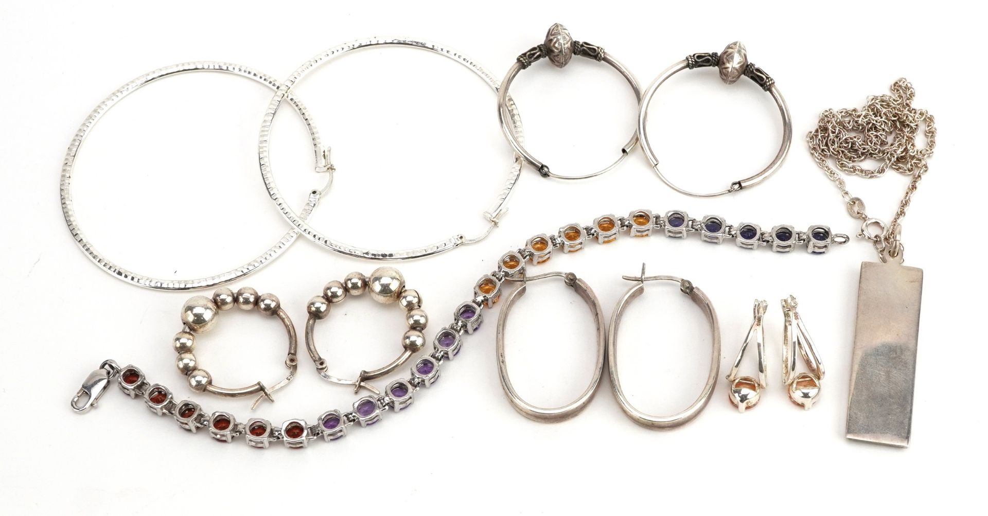 Silver jewellery comprising five pairs of earrings, semi precious stone bracelet and ingot pendant - Bild 4 aus 5