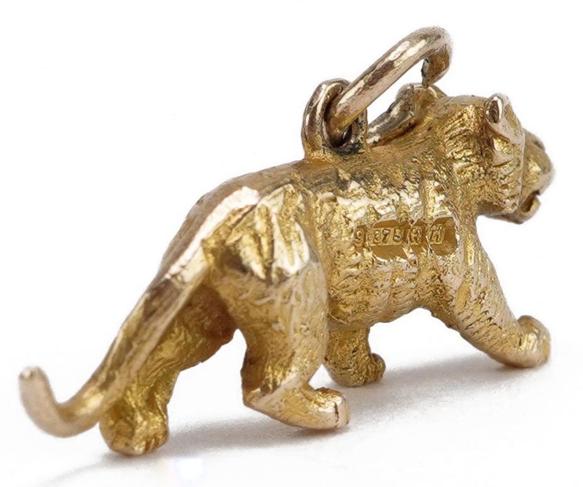 9ct gold lion charm, 2.3cm wide, 3.1g : For further information on this lot please contact the - Bild 2 aus 3