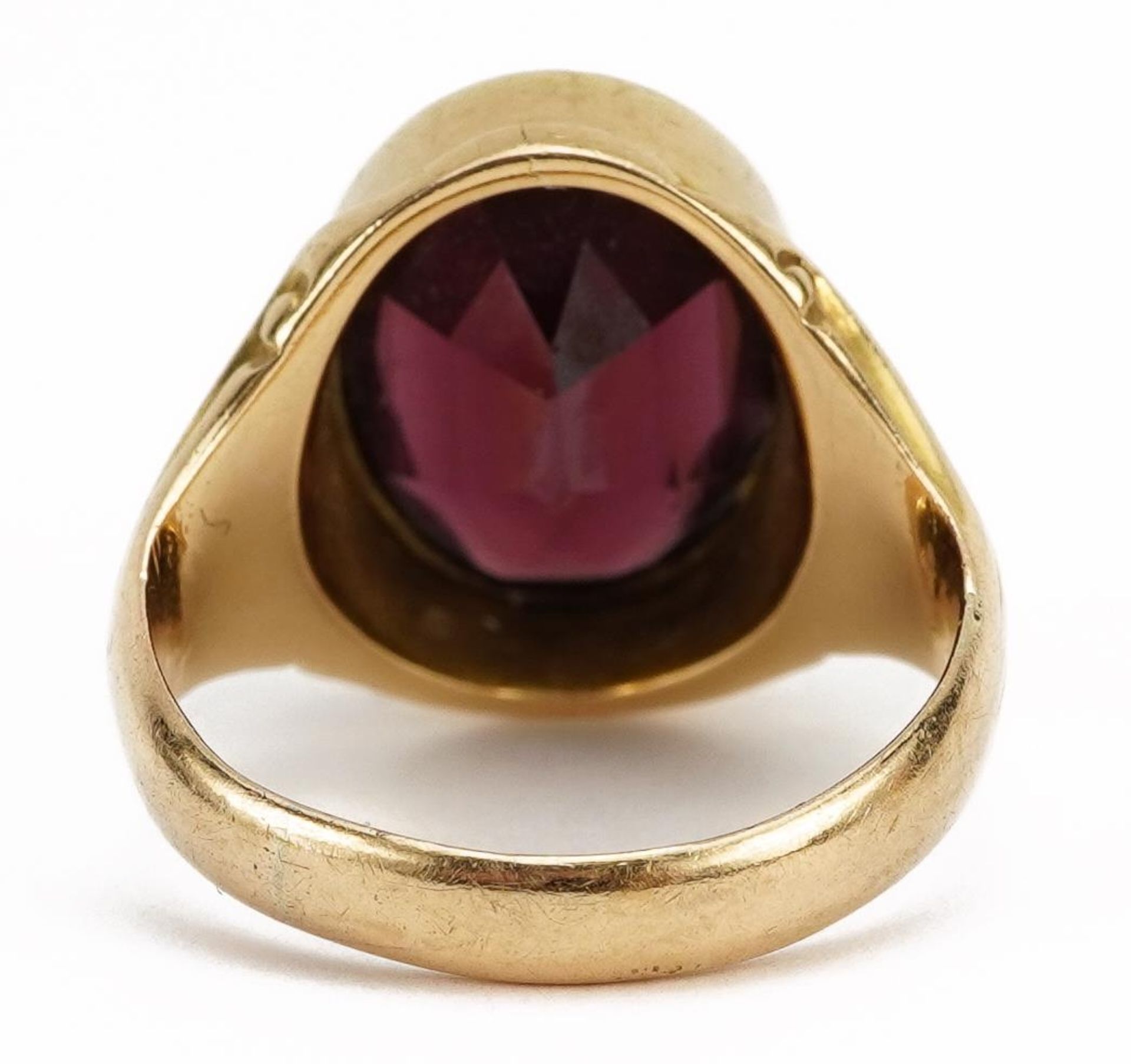 18ct gold garnet solitaire ring with scrolled shoulders, the garnet approximately 12.9mm x 9.7mm, - Bild 2 aus 4