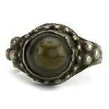 Early silver cabochon hardstone ring, possibly Islamic or medieval, 6.0g : For further information