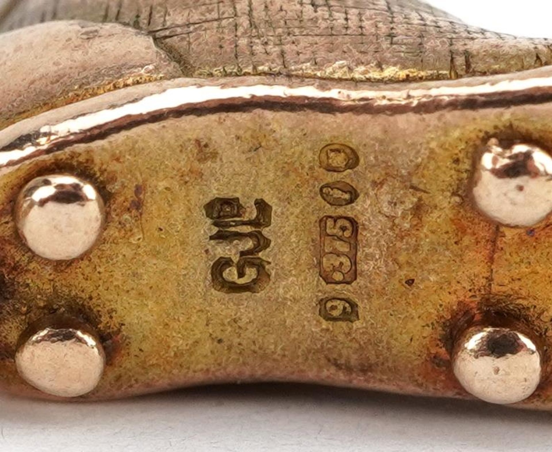 9ct gold football boots charm, 1.7cm wide, 7.2g : For further information on this lot please contact - Bild 4 aus 4