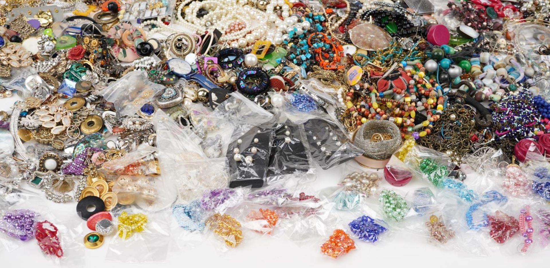 Extensive collection of costume jewellery and wristwatchs including necklaces, brooches, earrings, - Bild 6 aus 7