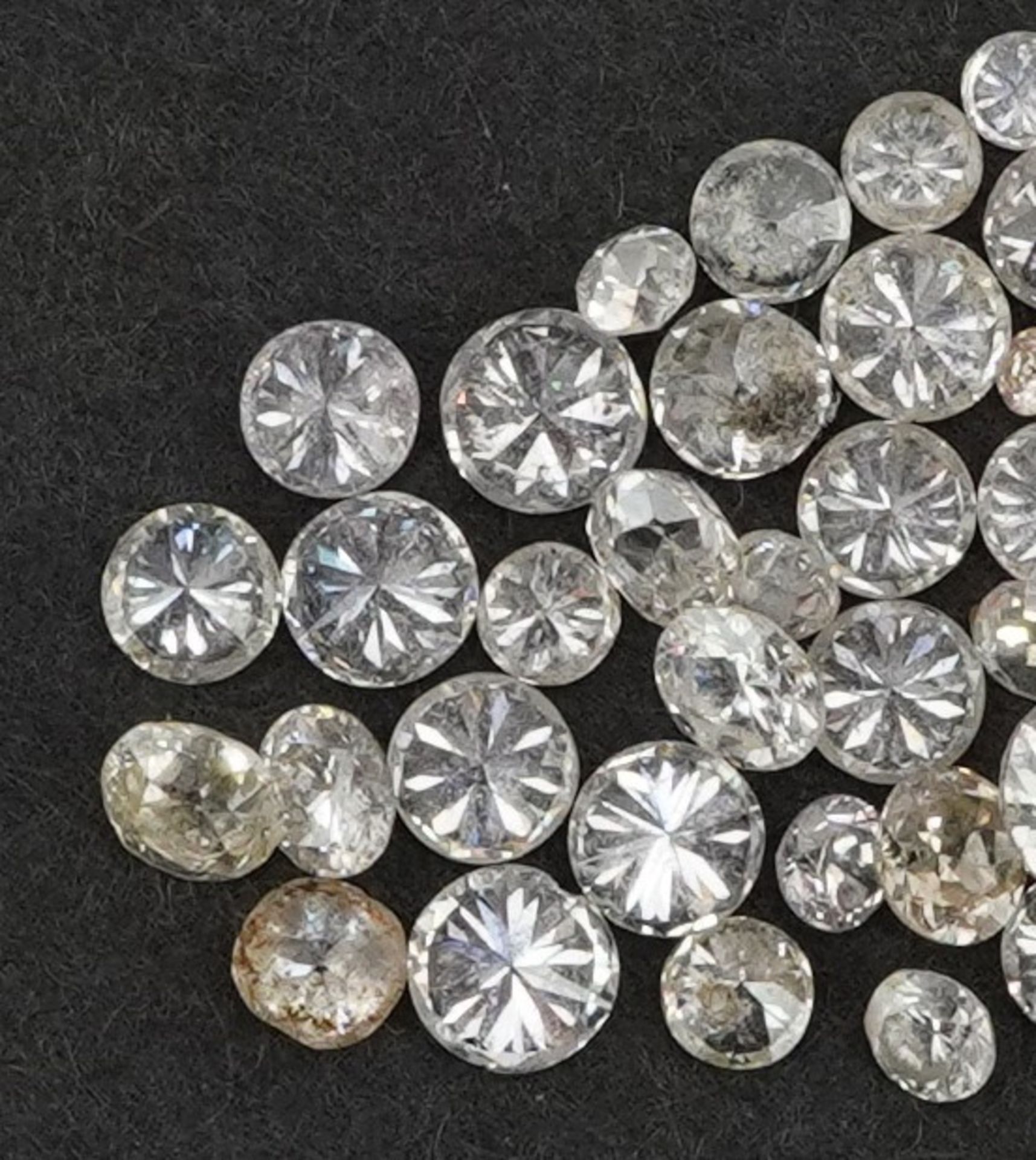 Collection of loose solitaire diamonds, the largest approximately 3.2mm in diameter, total weight - Bild 2 aus 3