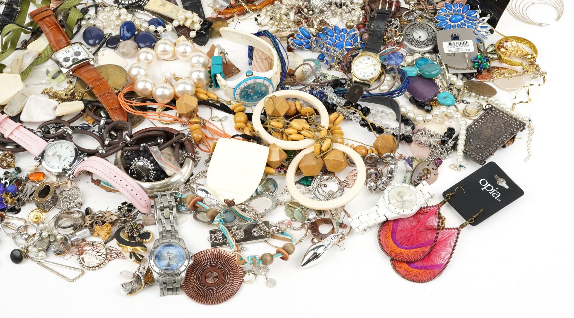 Large collection of vintage and later costume jewellery and wristwatches including necklaces, - Bild 5 aus 5