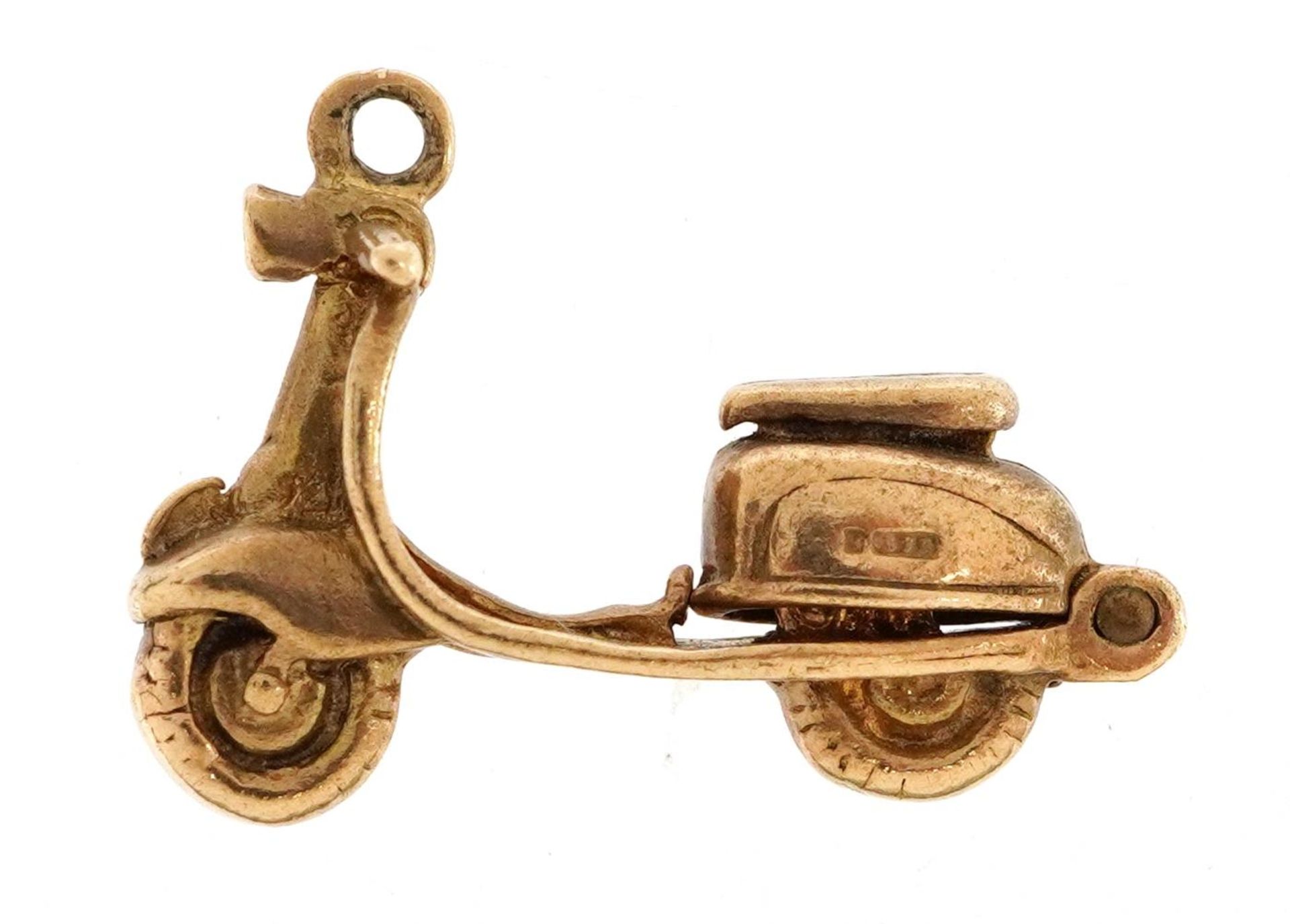 9ct gold opening Vespa scooter charm, 2.1cm wide, 2.6g : For further information on this lot