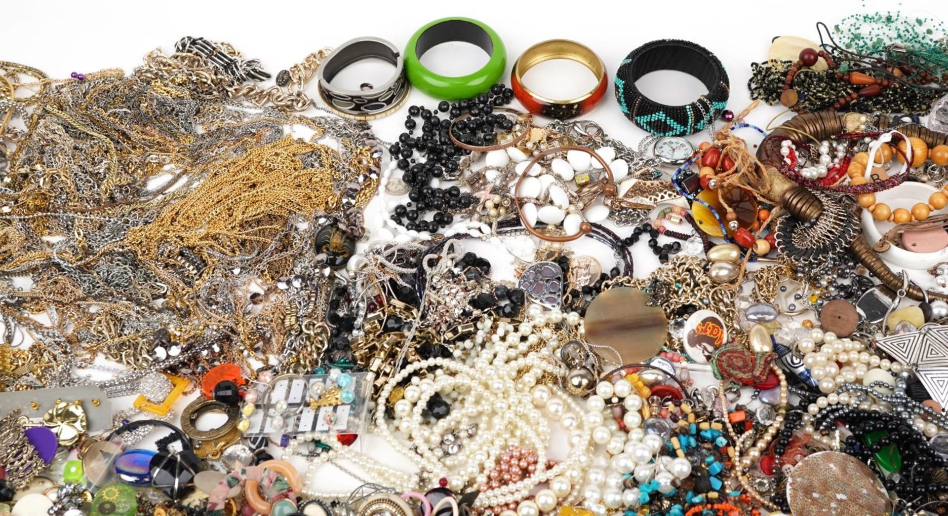 Extensive collection of costume jewellery and wristwatchs including necklaces, brooches, earrings, - Bild 3 aus 7